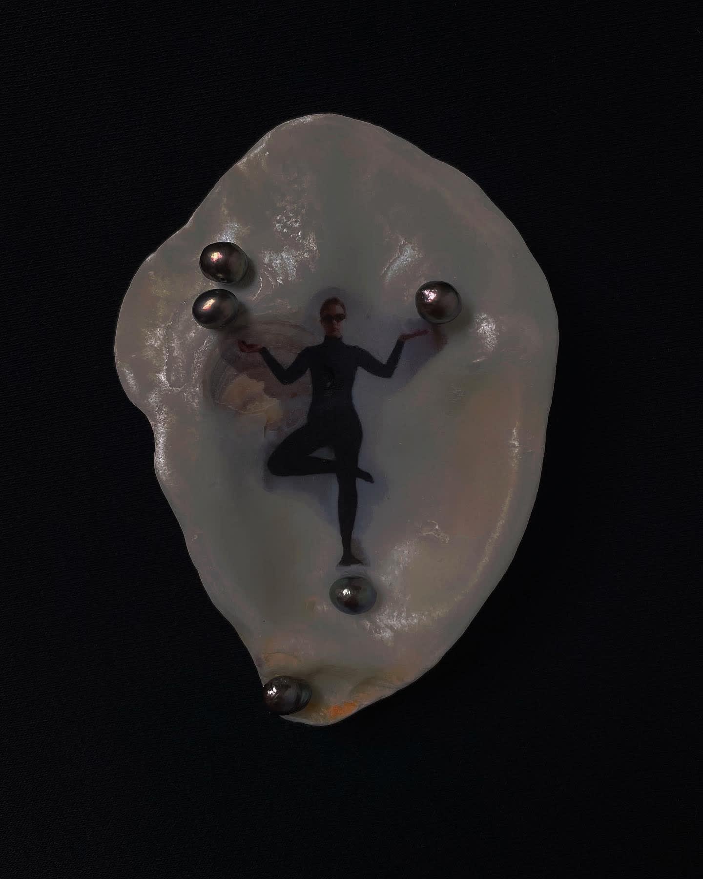 Polina Osipova, Balance, 2024 11 x 8 cm