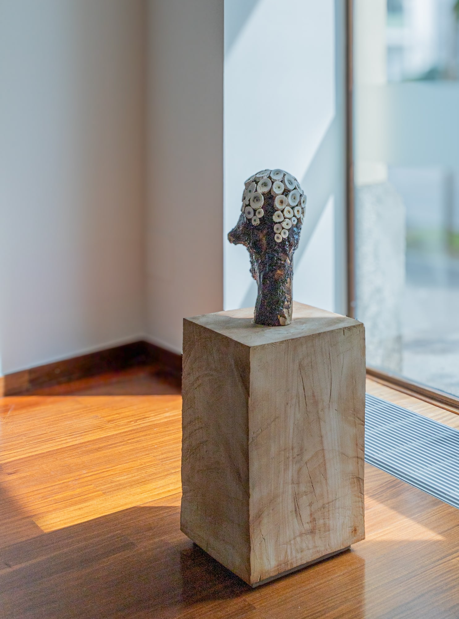 Sandro Pianetti, Testa su ceppo pieno, 2025 Linden wood, laurel wood, stag antler, spruce resin, 84 x 29 x 29 cm