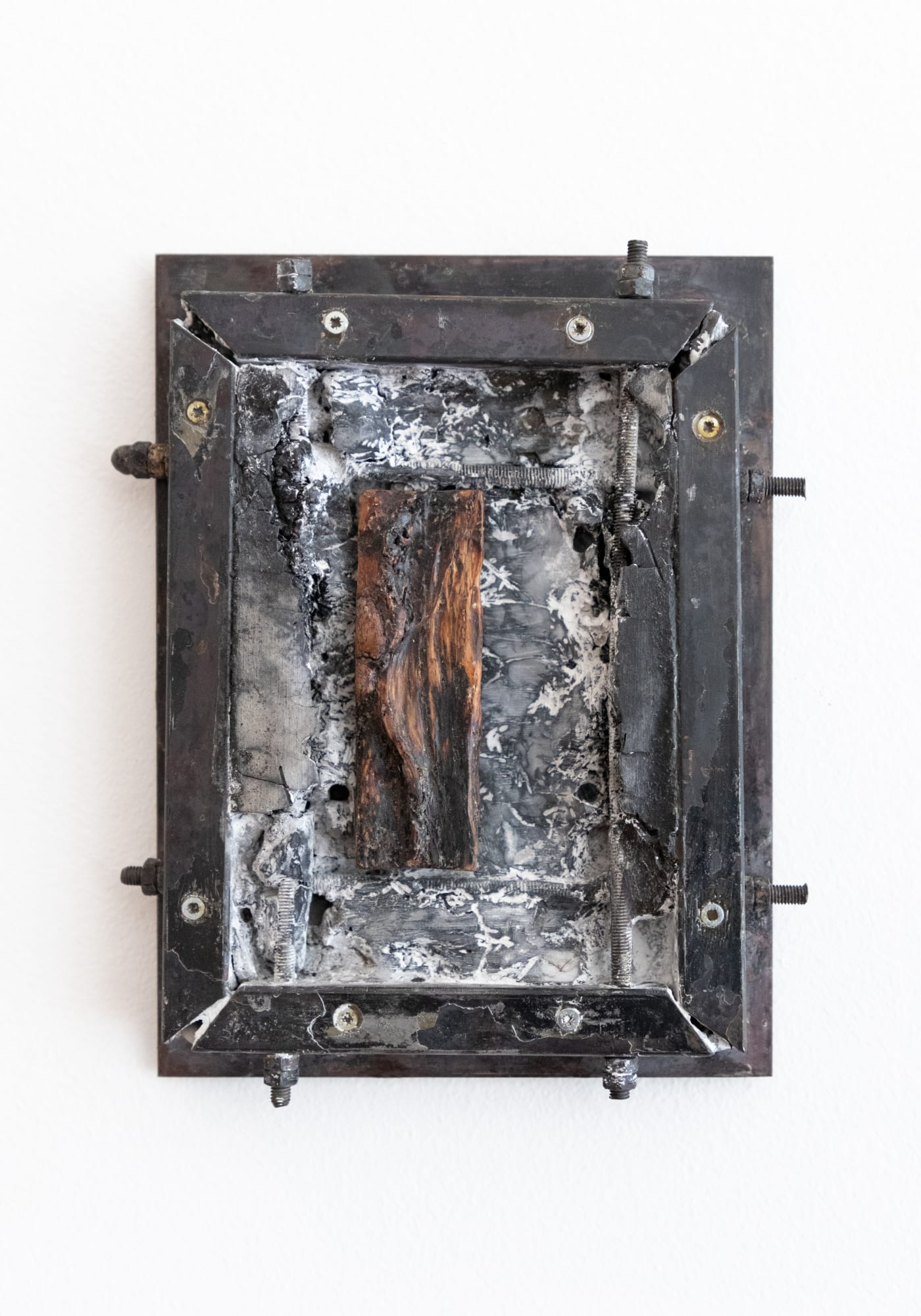 Sandro Pianetti, Cornice stringente II (aghi), 2025 Steel, clay, Norway spruce, 20 x 15 x 2 cm