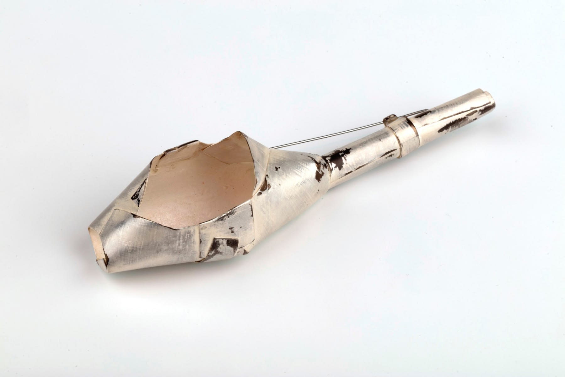 Estela Saez, Dabaaba brooch