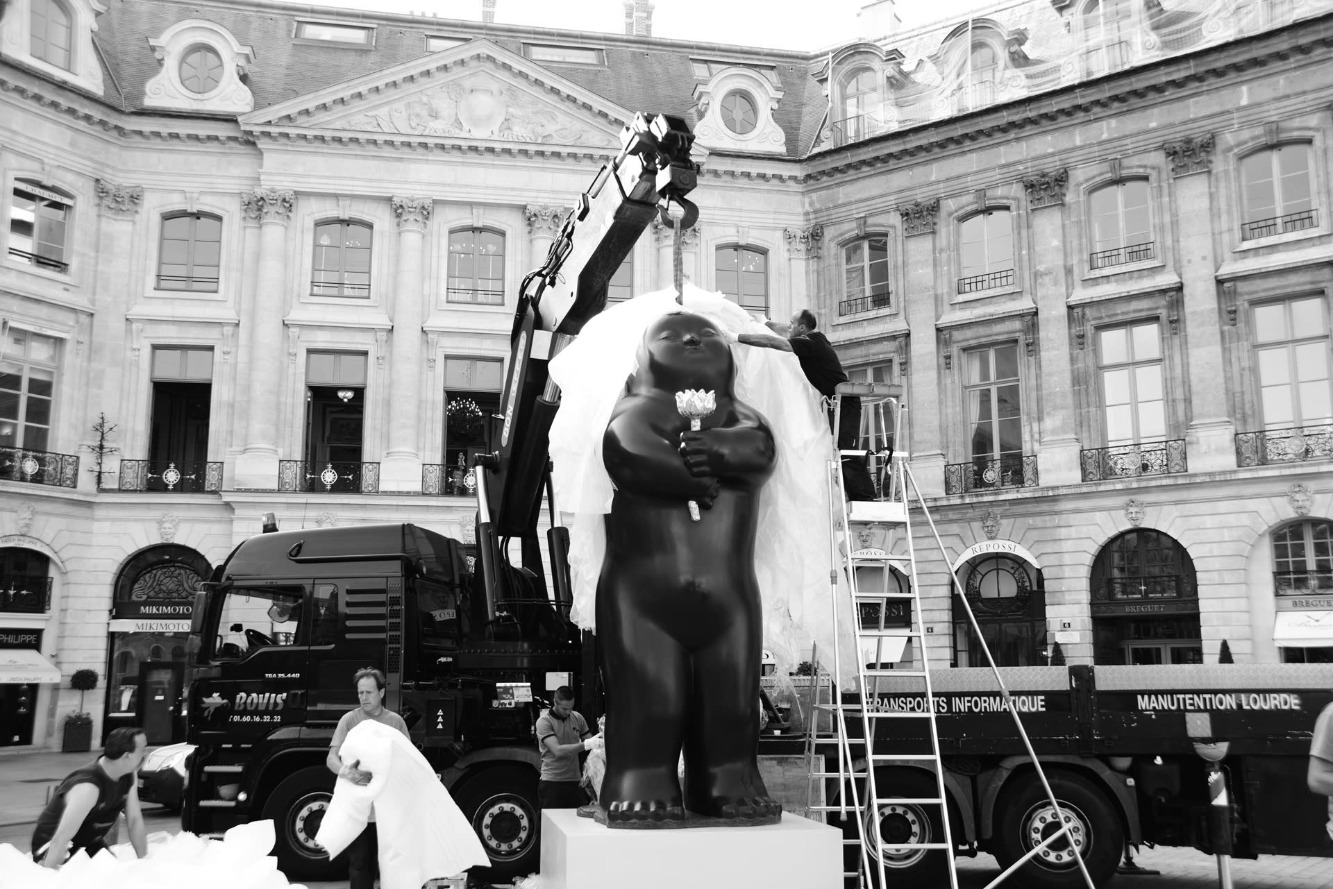 李真2013巴黎凡登廣場大型雕塑個展