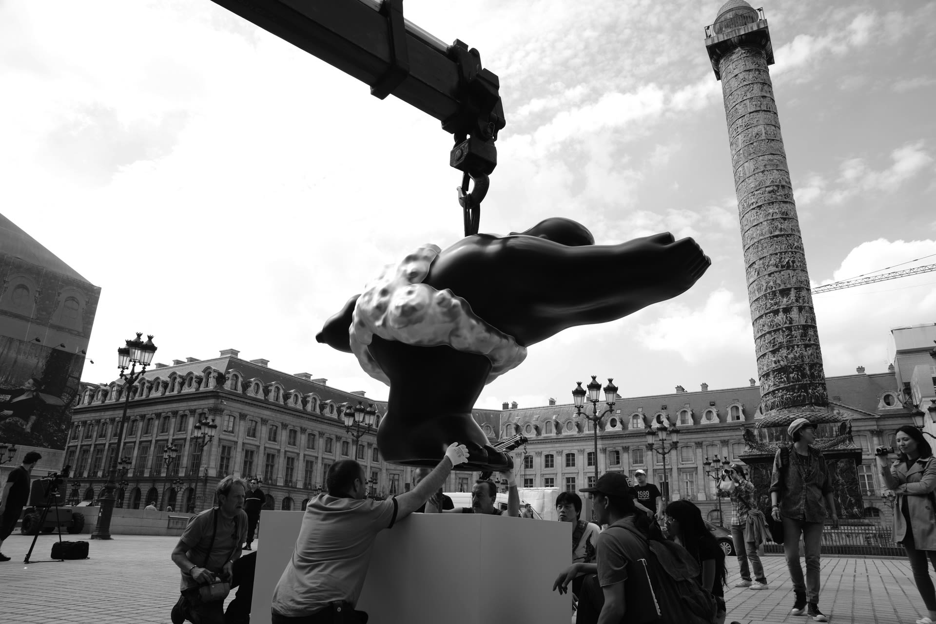 李真2013巴黎凡登廣場大型雕塑個展