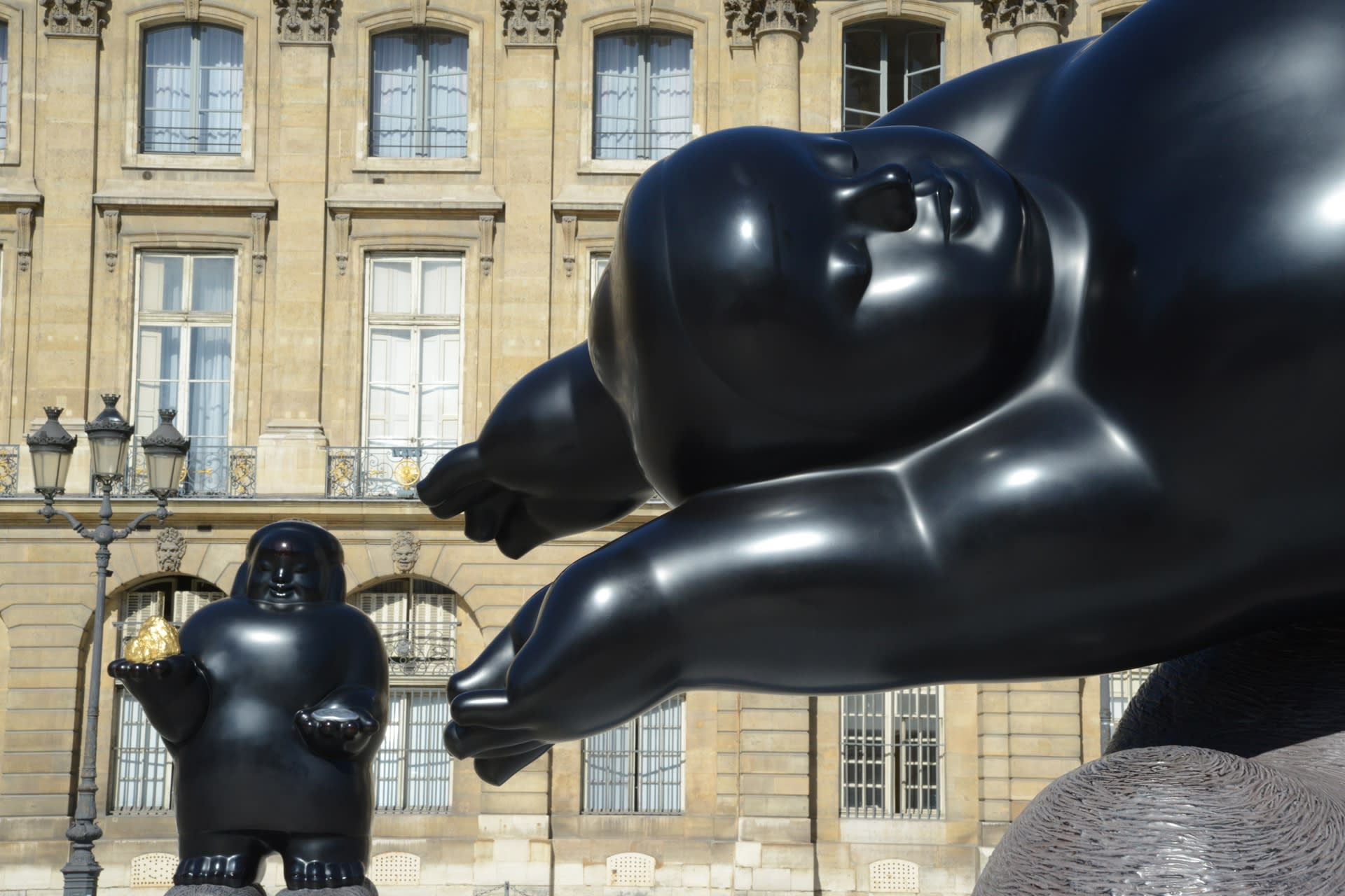 李真2013巴黎凡登廣場大型雕塑個展