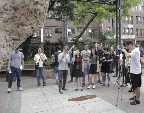 世一場自願非願的遊浮—李真個展