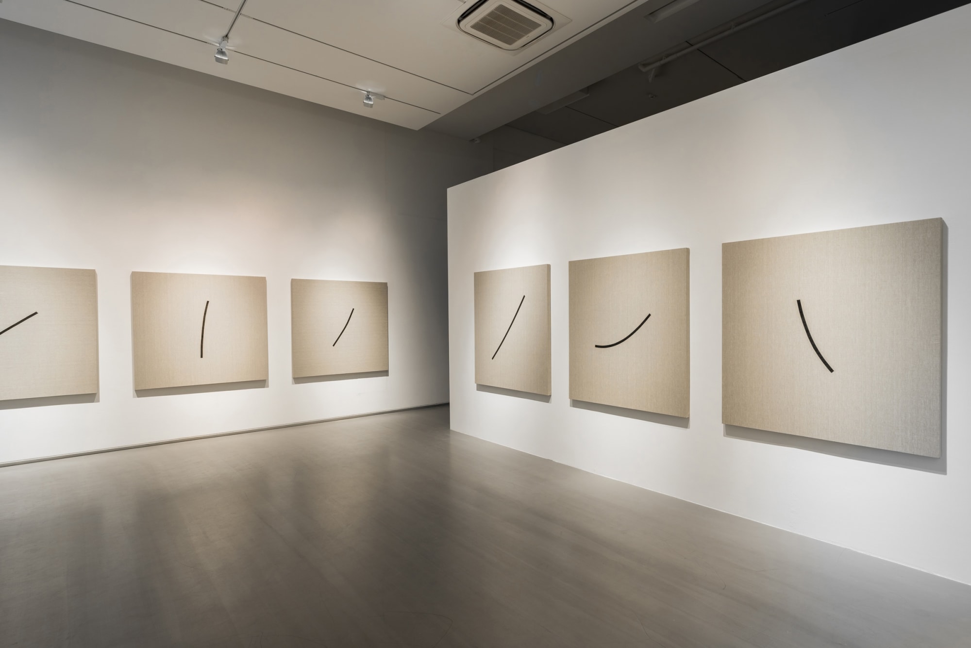 短劃；喧笑；水塘