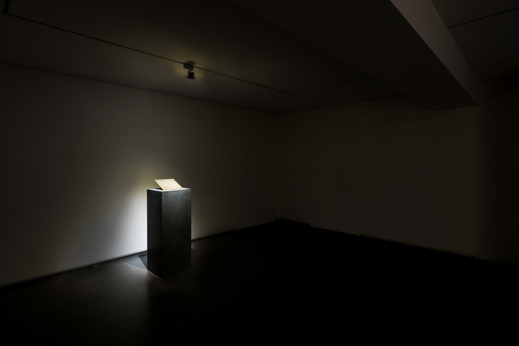 短劃；喧笑；水塘