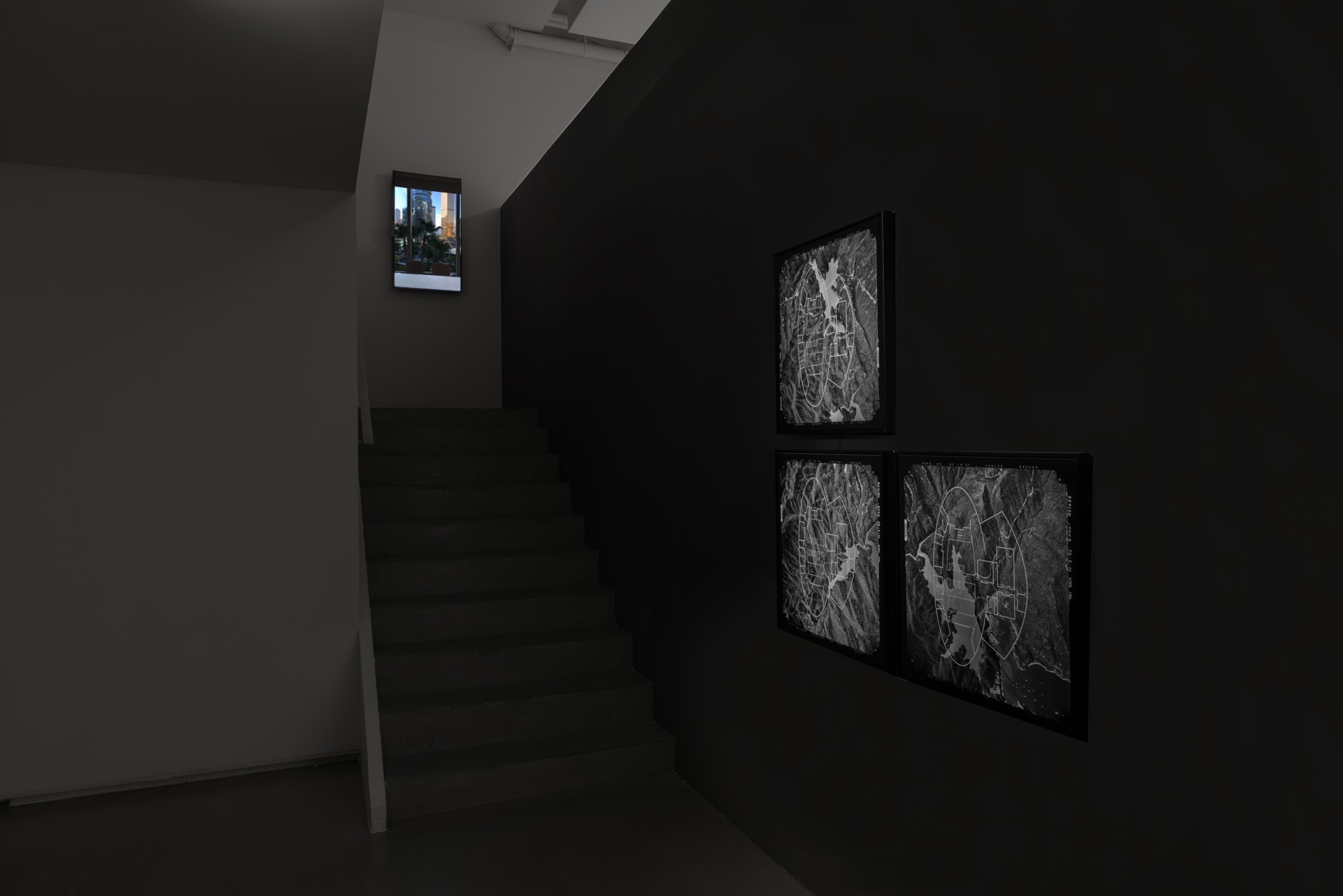 短劃；喧笑；水塘