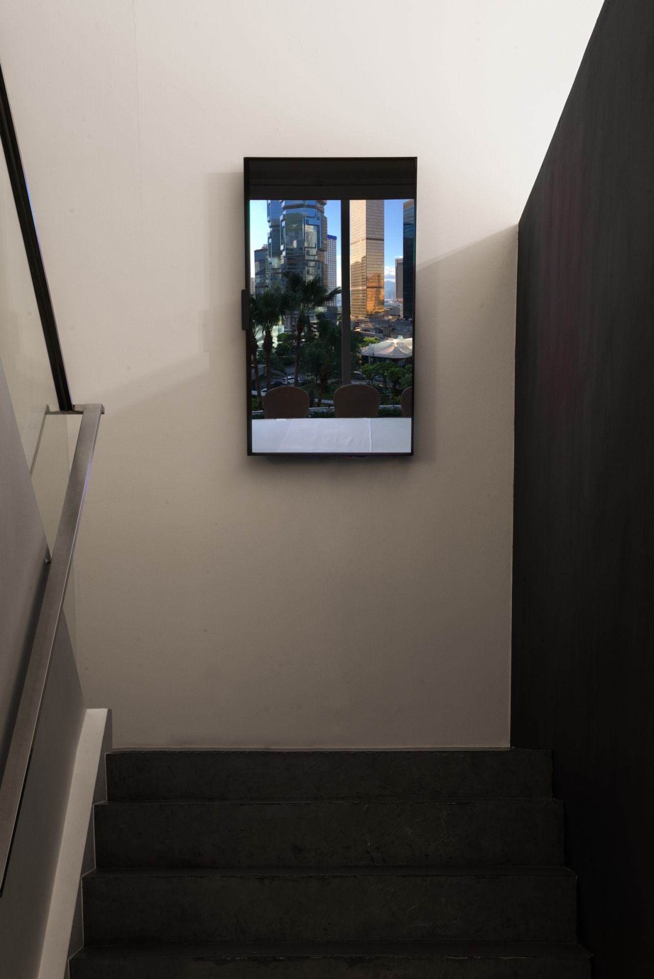 短劃；喧笑；水塘