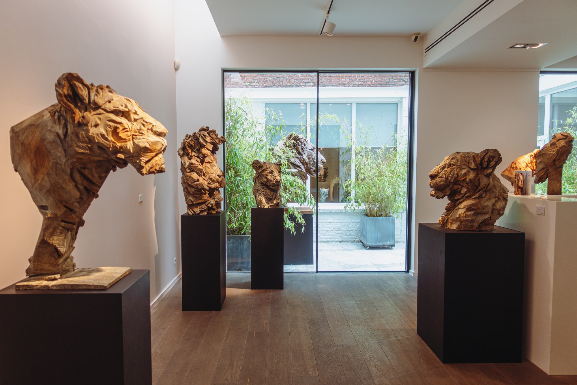 JÜRGEN LINGL: PURITY IN WOOD AND BRONZE