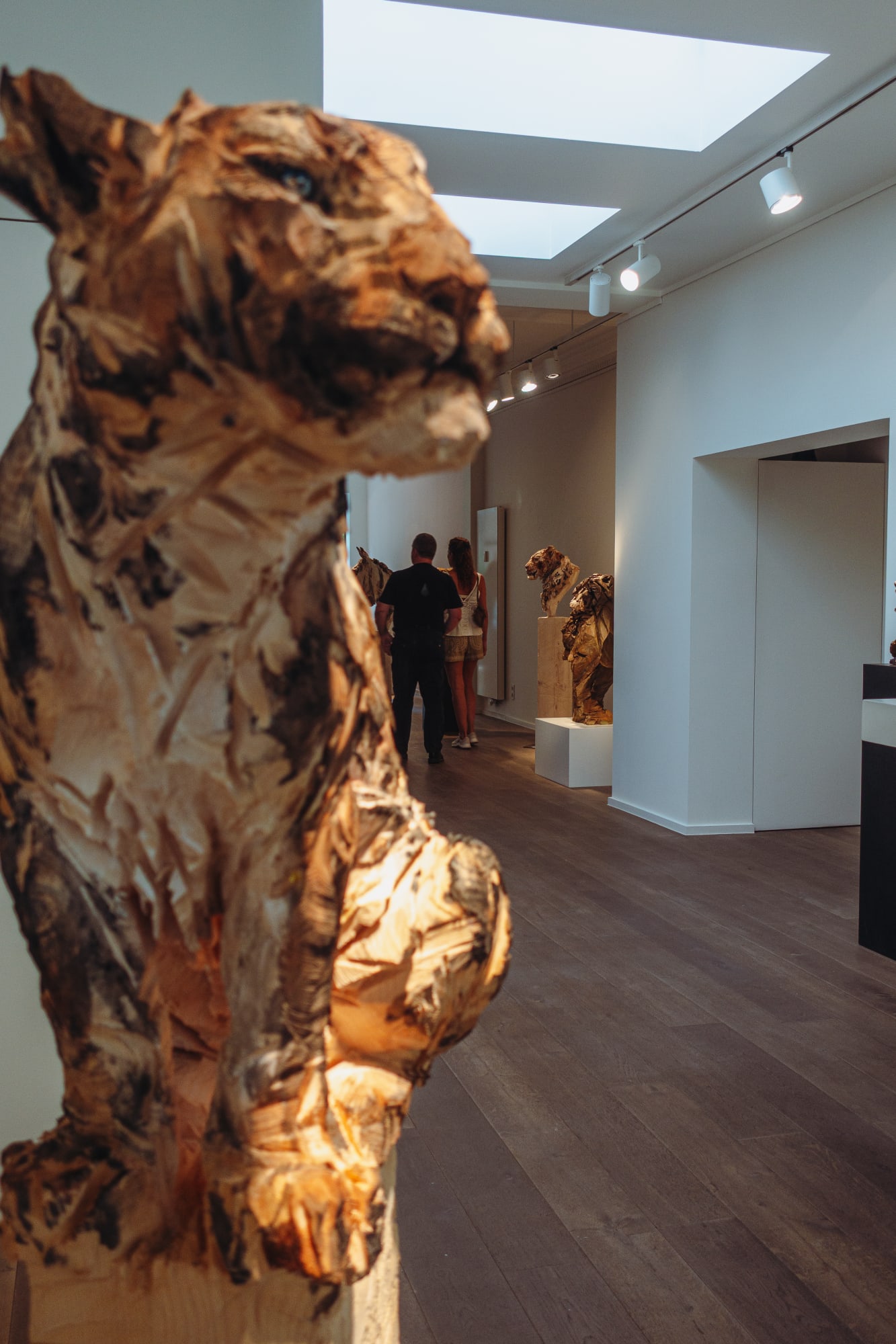 JÜRGEN LINGL: PURITY IN WOOD AND BRONZE