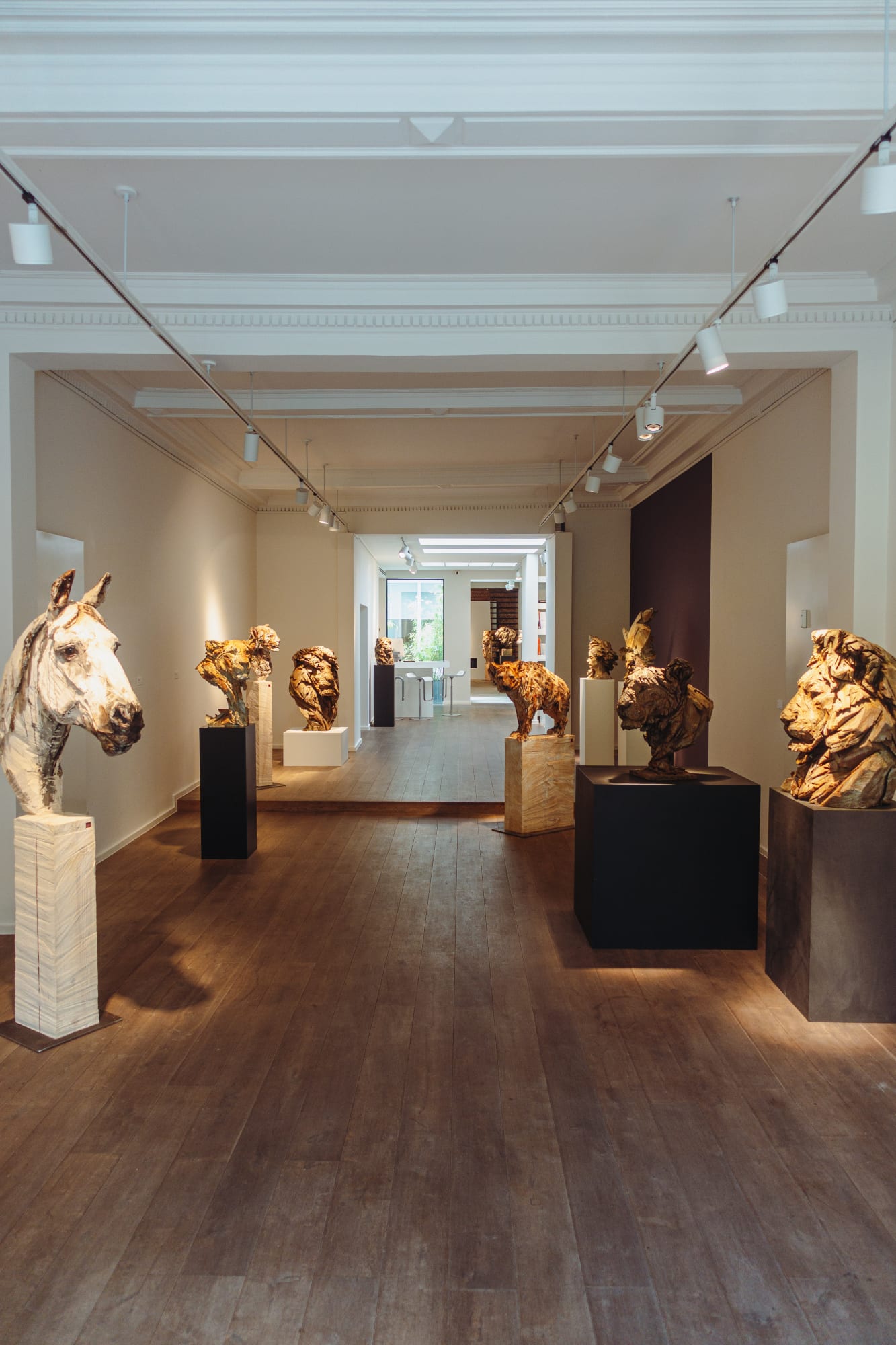 JÜRGEN LINGL: PURITY IN WOOD AND BRONZE