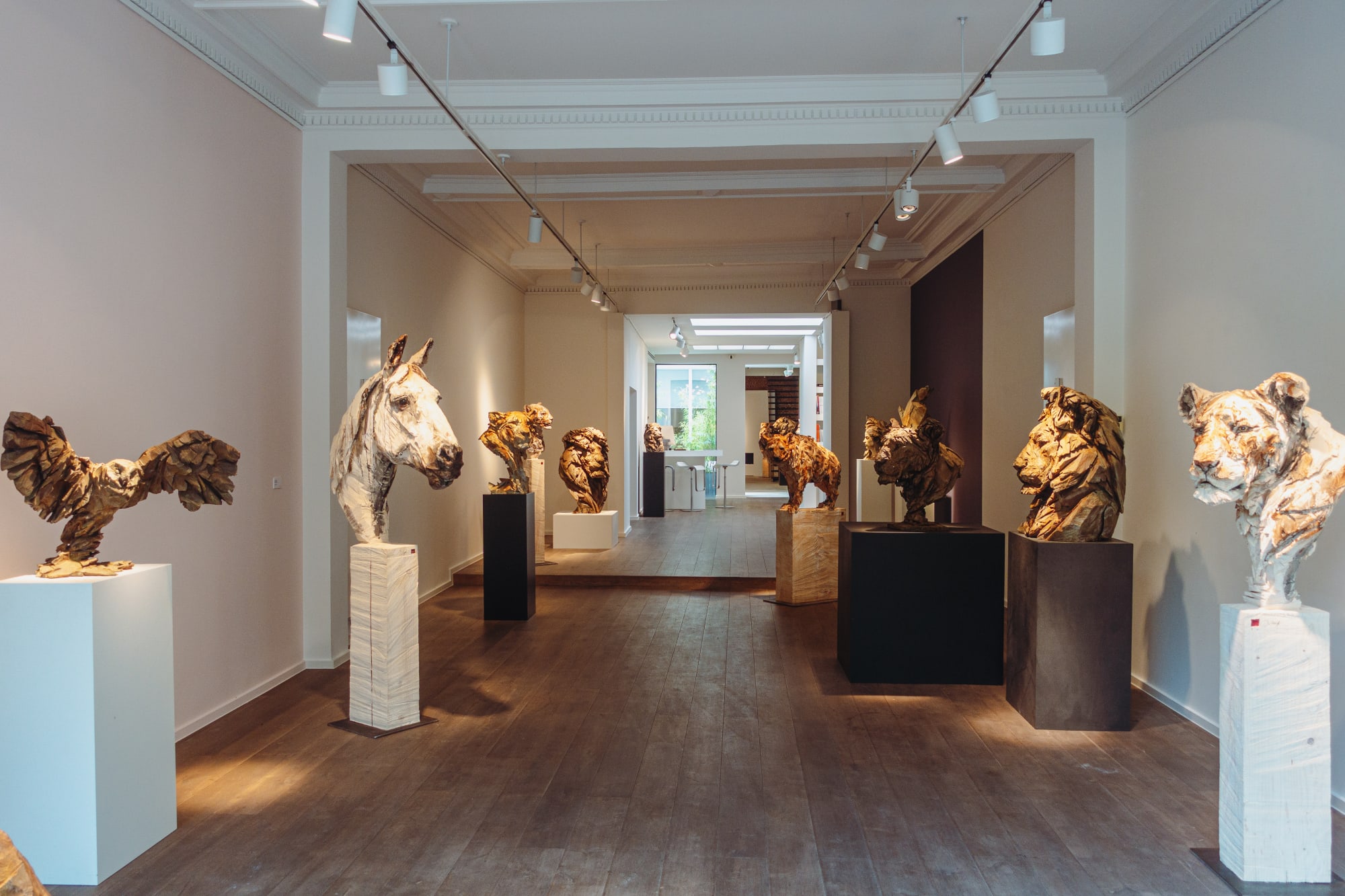 JÜRGEN LINGL: PURITY IN WOOD AND BRONZE