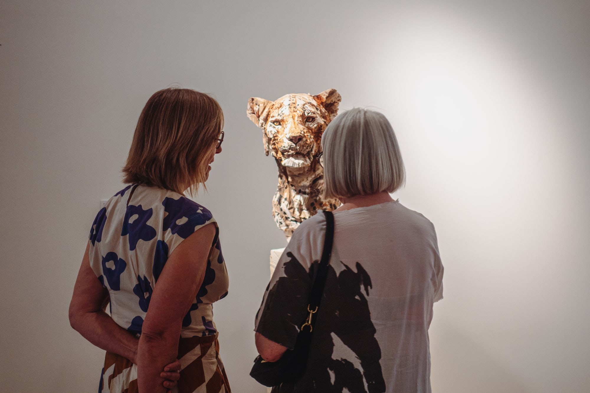 JÜRGEN LINGL: PURITY IN WOOD AND BRONZE