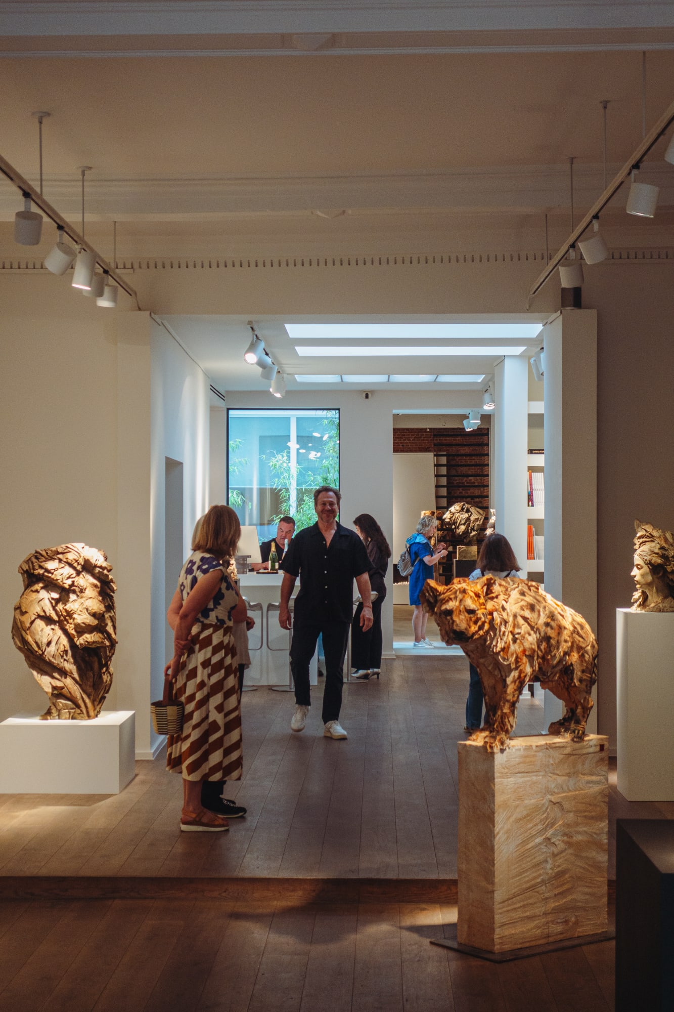 JÜRGEN LINGL: PURITY IN WOOD AND BRONZE