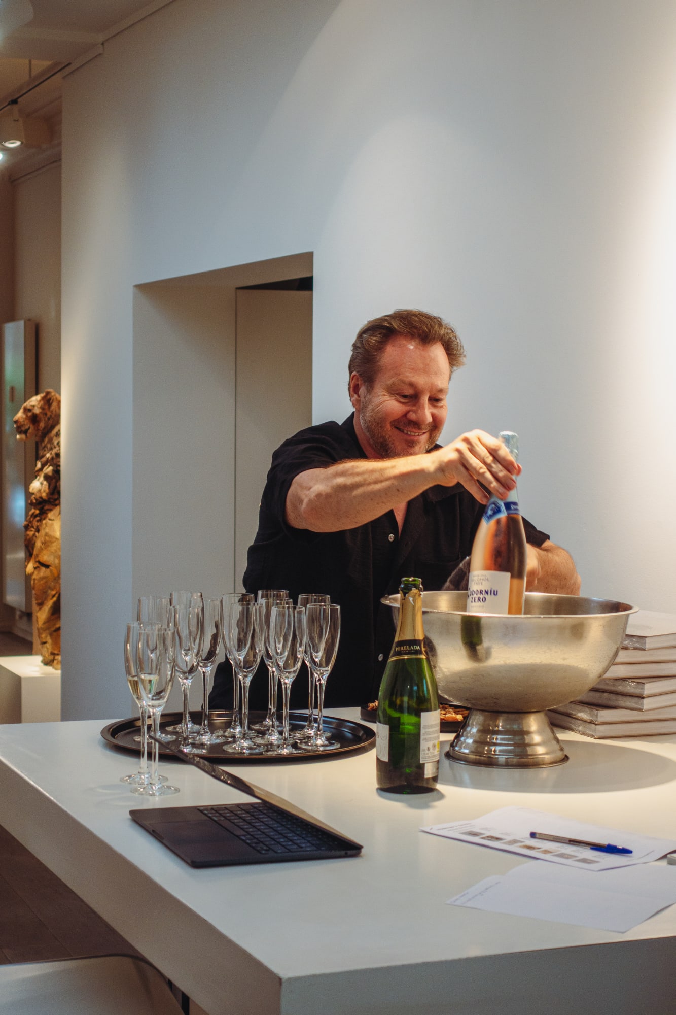 JÜRGEN LINGL: PURITY IN WOOD AND BRONZE