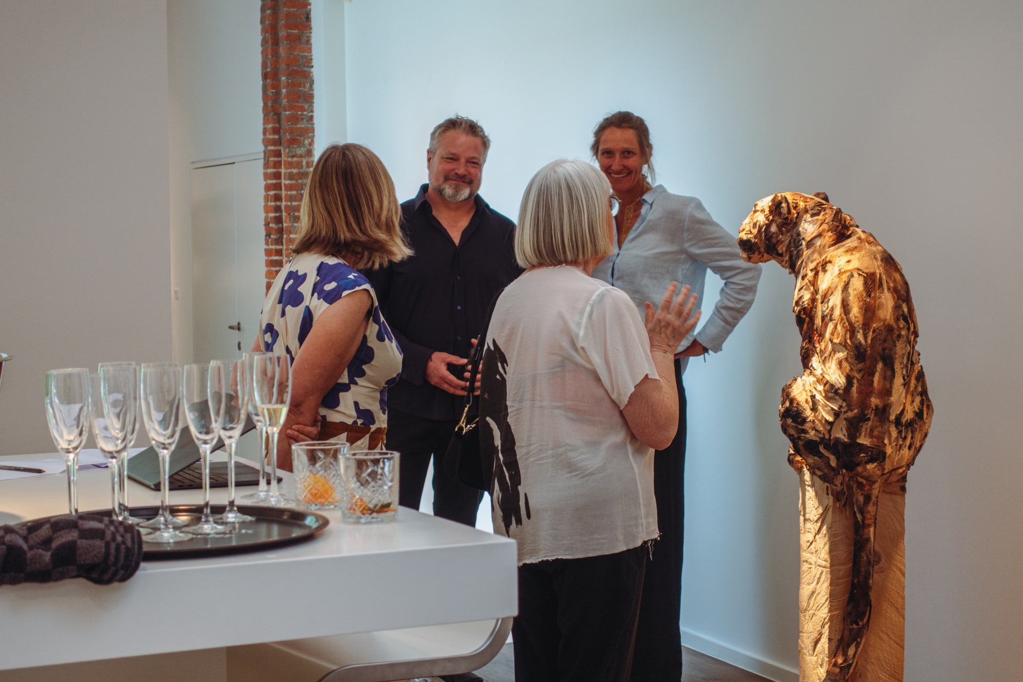 JÜRGEN LINGL: PURITY IN WOOD AND BRONZE