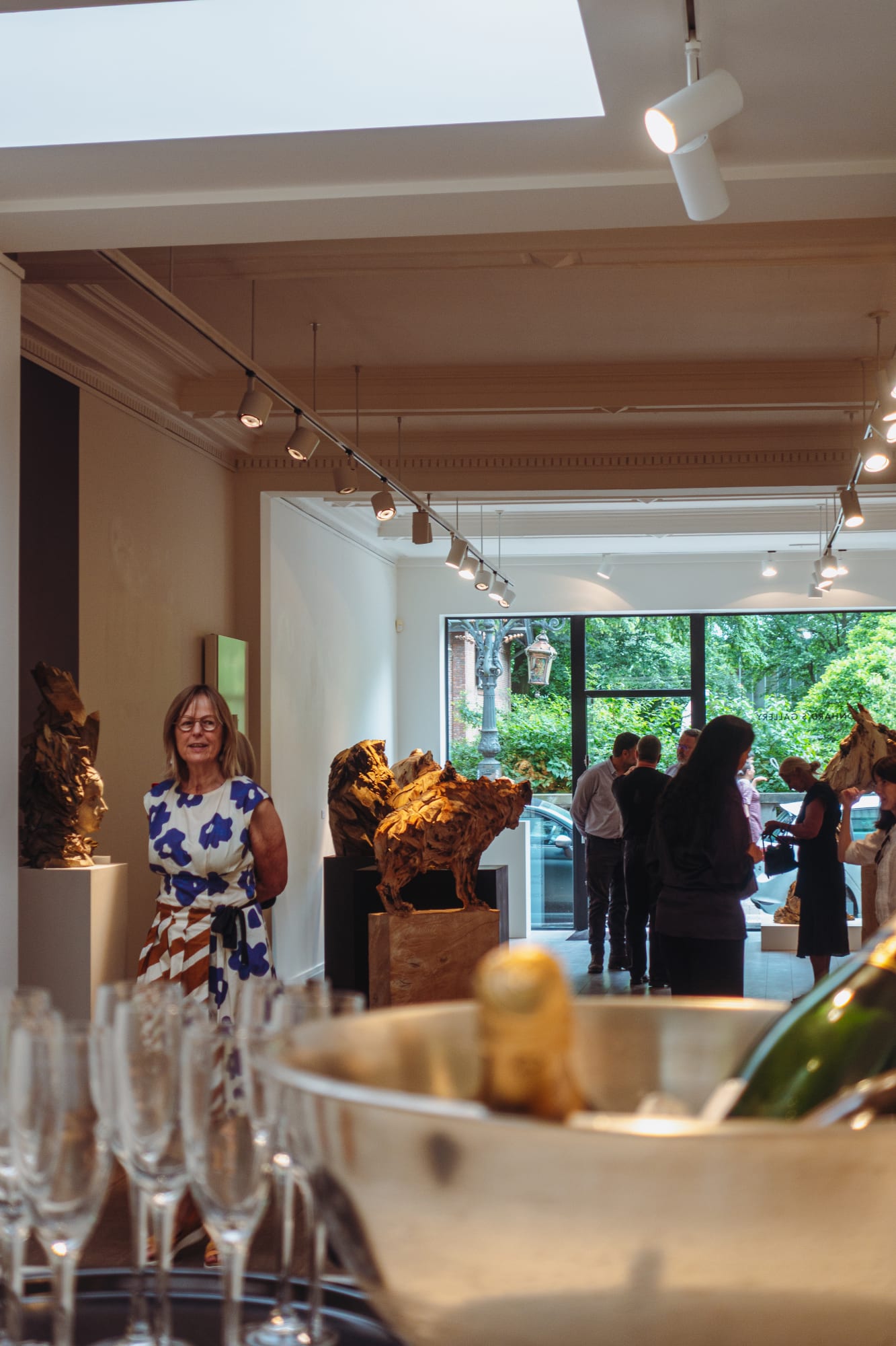 JÜRGEN LINGL: PURITY IN WOOD AND BRONZE