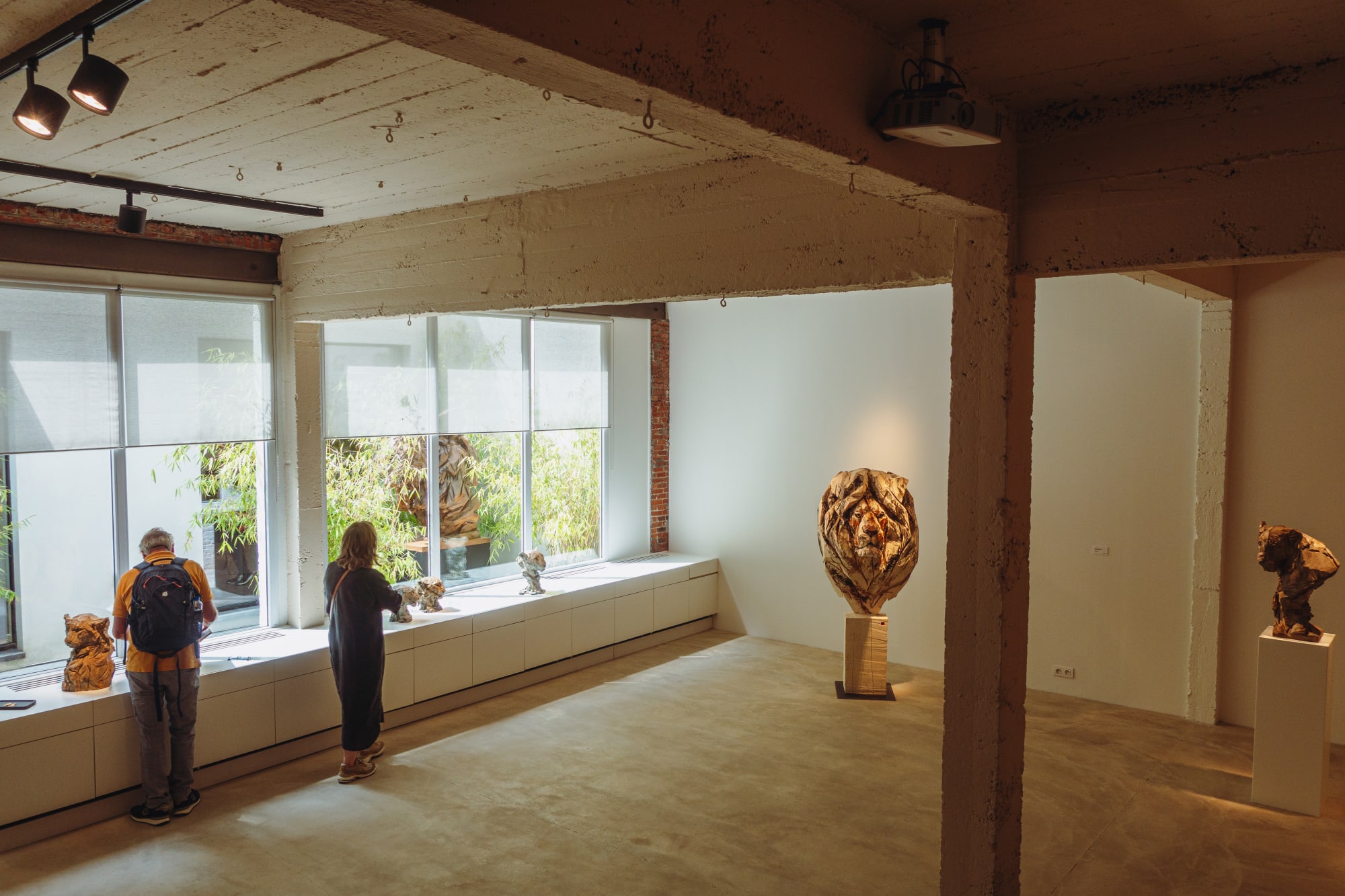 JÜRGEN LINGL: PURITY IN WOOD AND BRONZE