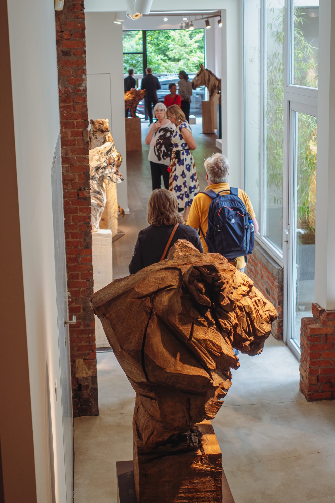 JÜRGEN LINGL: PURITY IN WOOD AND BRONZE