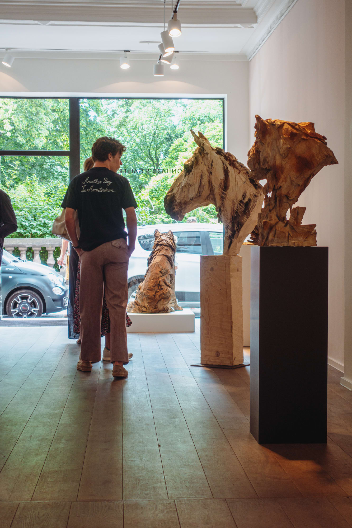 JÜRGEN LINGL: PURITY IN WOOD AND BRONZE