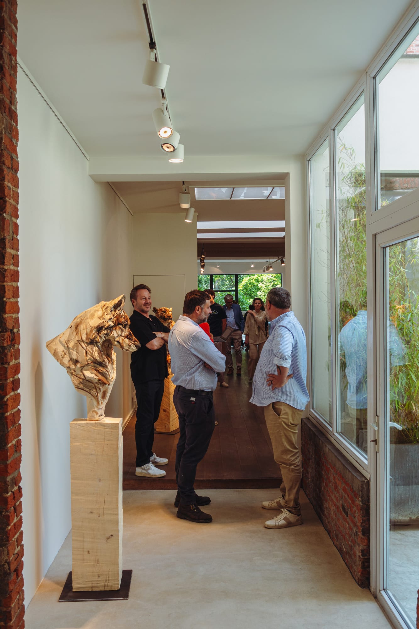 JÜRGEN LINGL: PURITY IN WOOD AND BRONZE