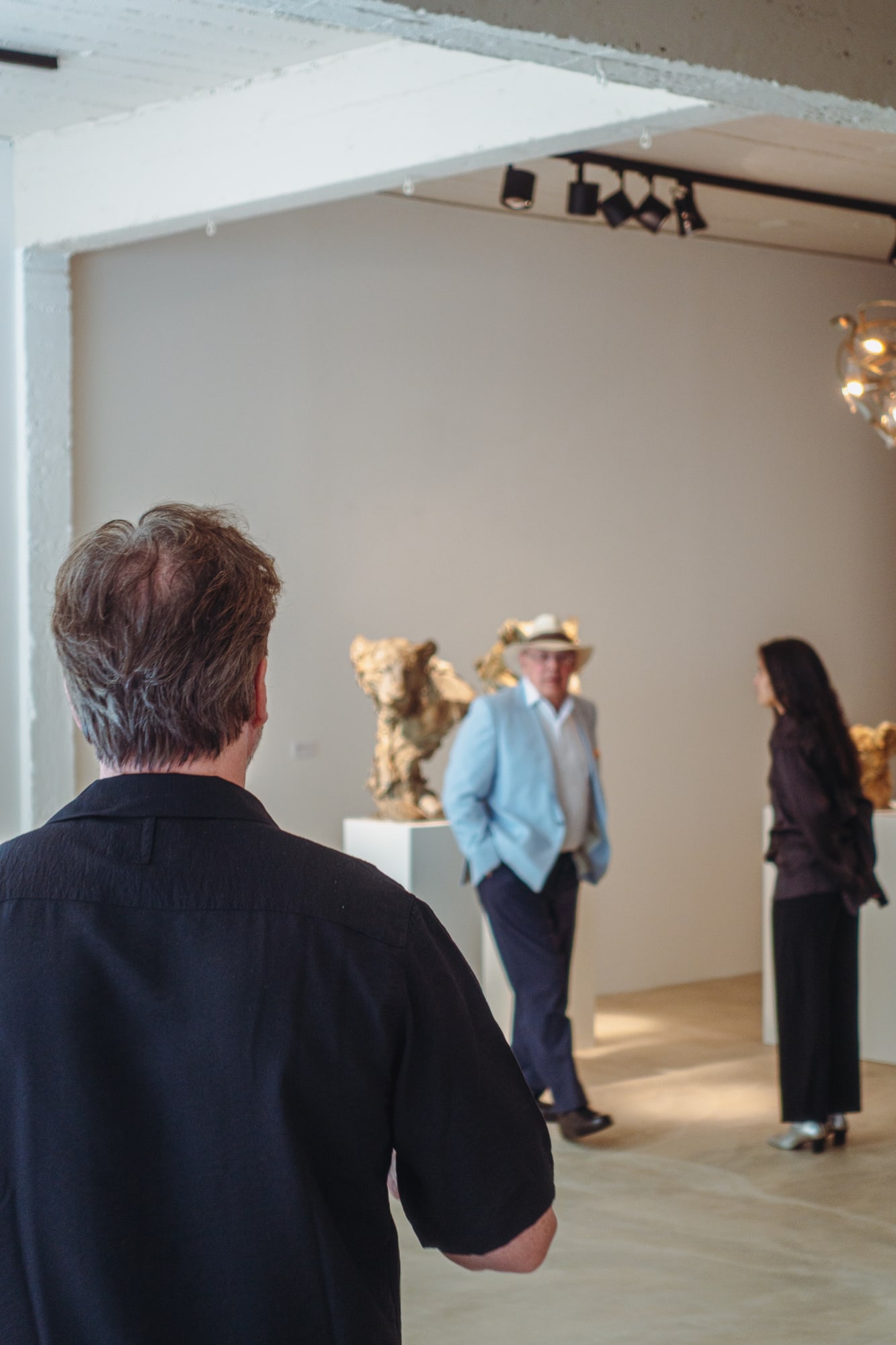 JÜRGEN LINGL: PURITY IN WOOD AND BRONZE