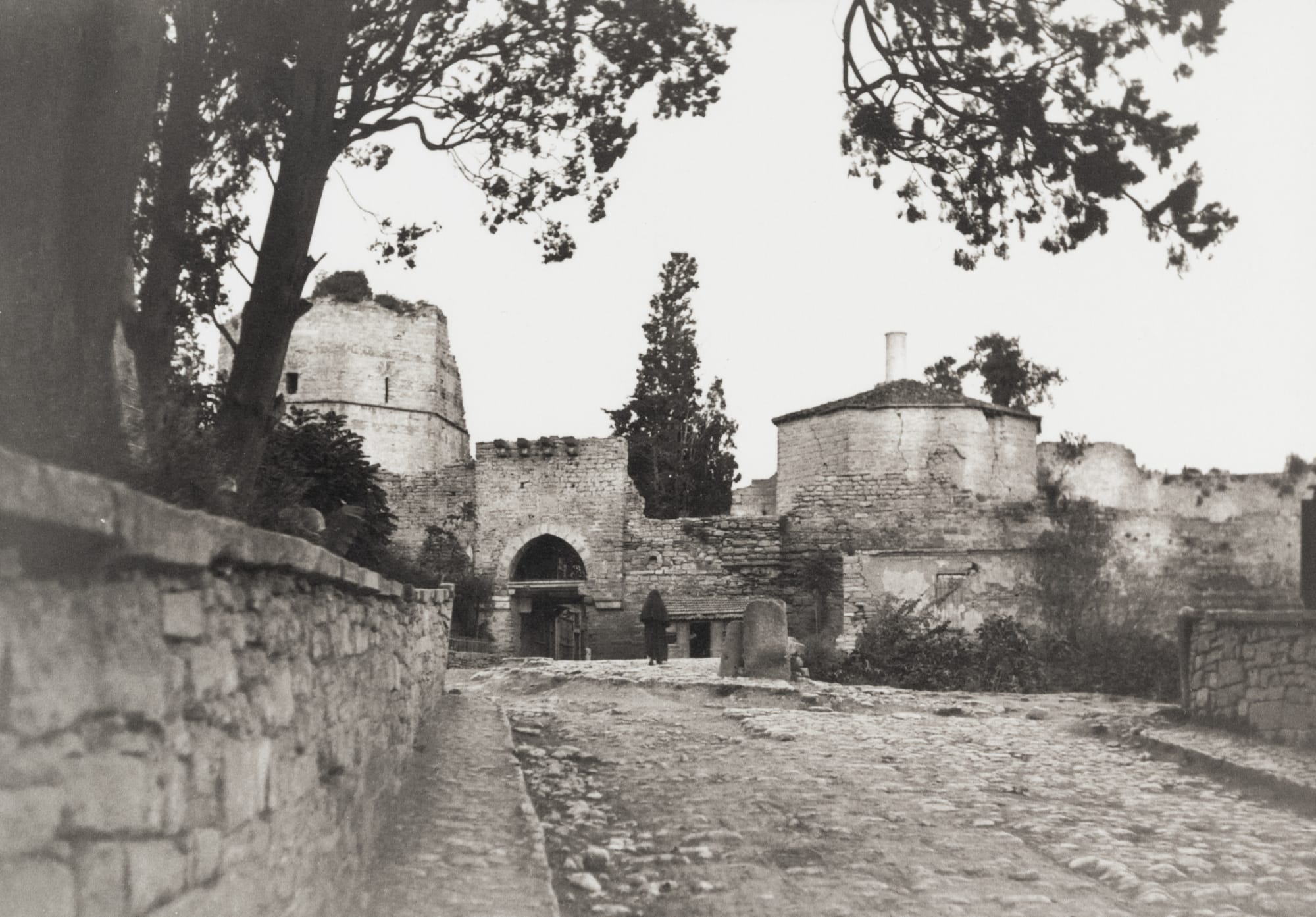 Avni Lifij Silivrikapı