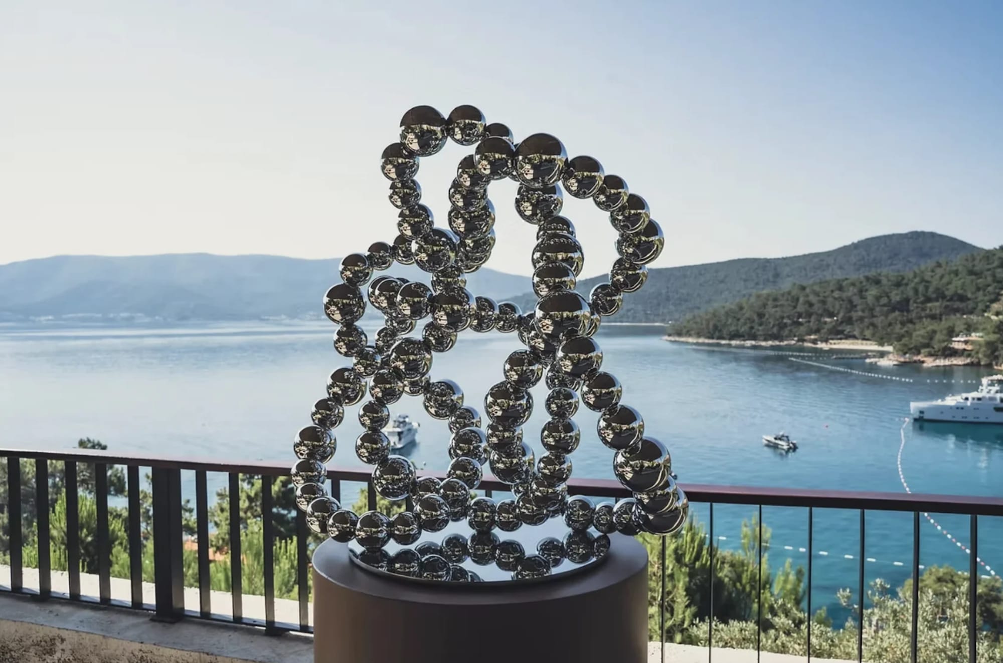 Jean-Michel OTHONIEL Noeud Infini, 2022 © Courtesy of the artist and Perrotin.