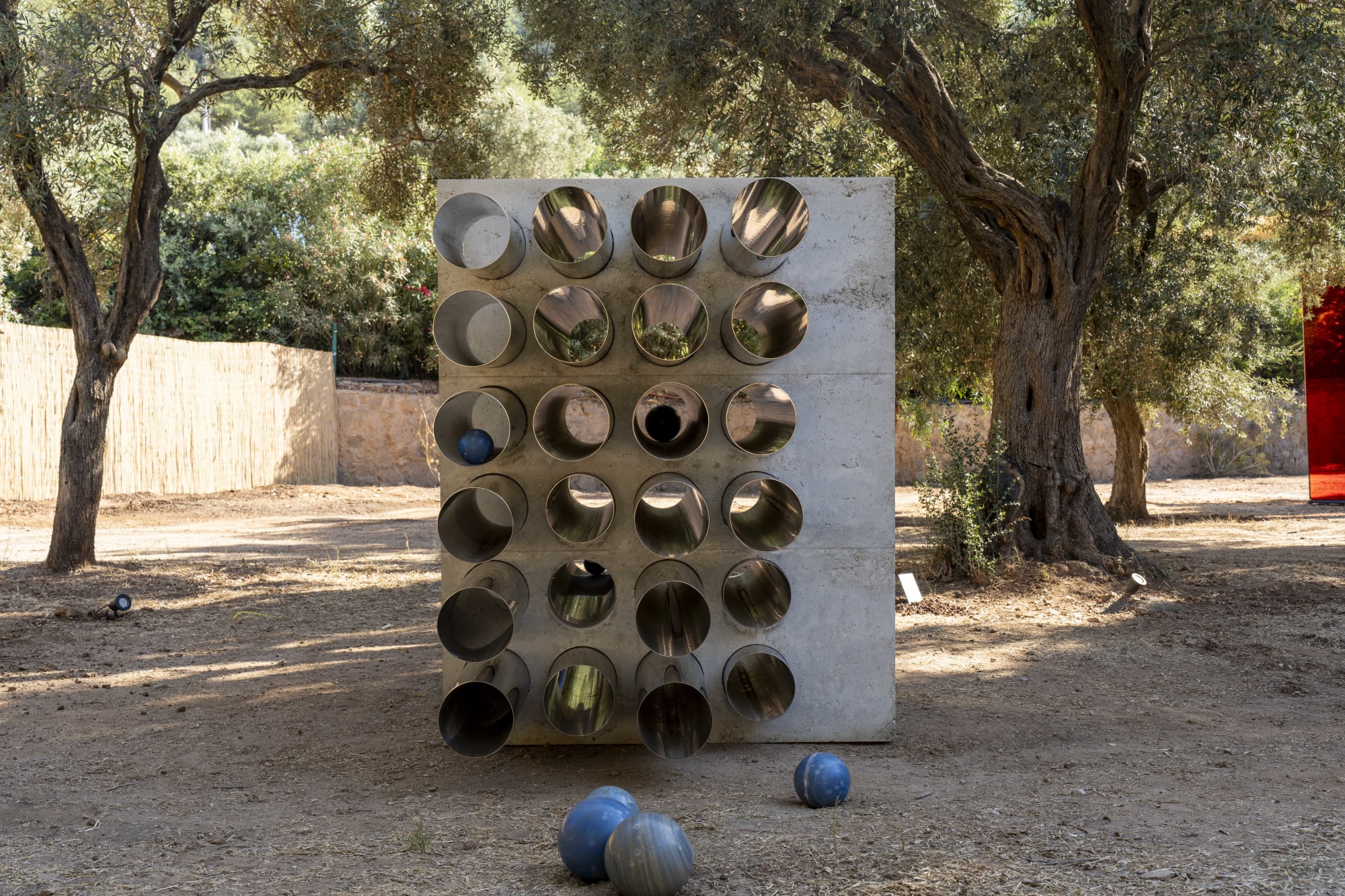 Alicja Kwade, Multi-Teller (30) (Orgel), 2018, Stainless steel pipes polished, concrete and macauba balls, 184 cm × 147 cm × 420 cm. © Courtesy of the Artist and Pace Gallery.