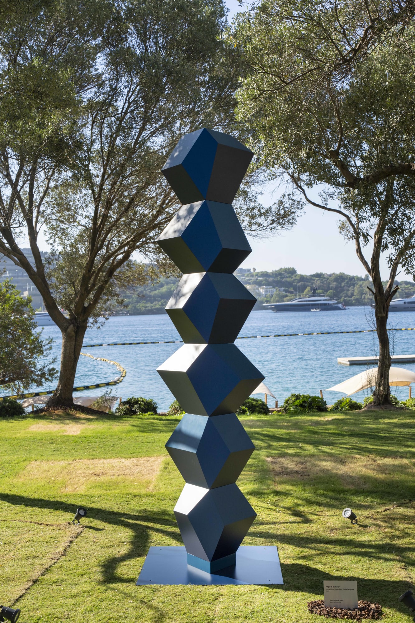 Angela Bulloch, Heavy Metal Stack of Six: Bustle Hedgerow, 2020, Stainless steel and paint, 309 x 80 x 50 cm. © Eberle & Eisfeld, Courtesy the Artist and Esther Schipper, Berlin/ Paris/Seoul.