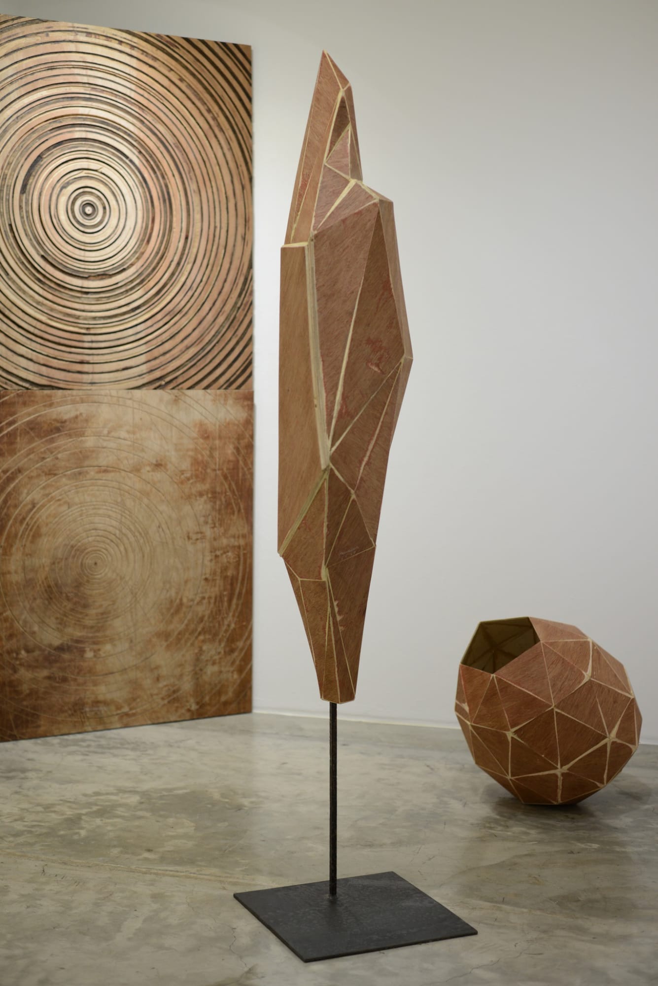 neither touches, neither leaves