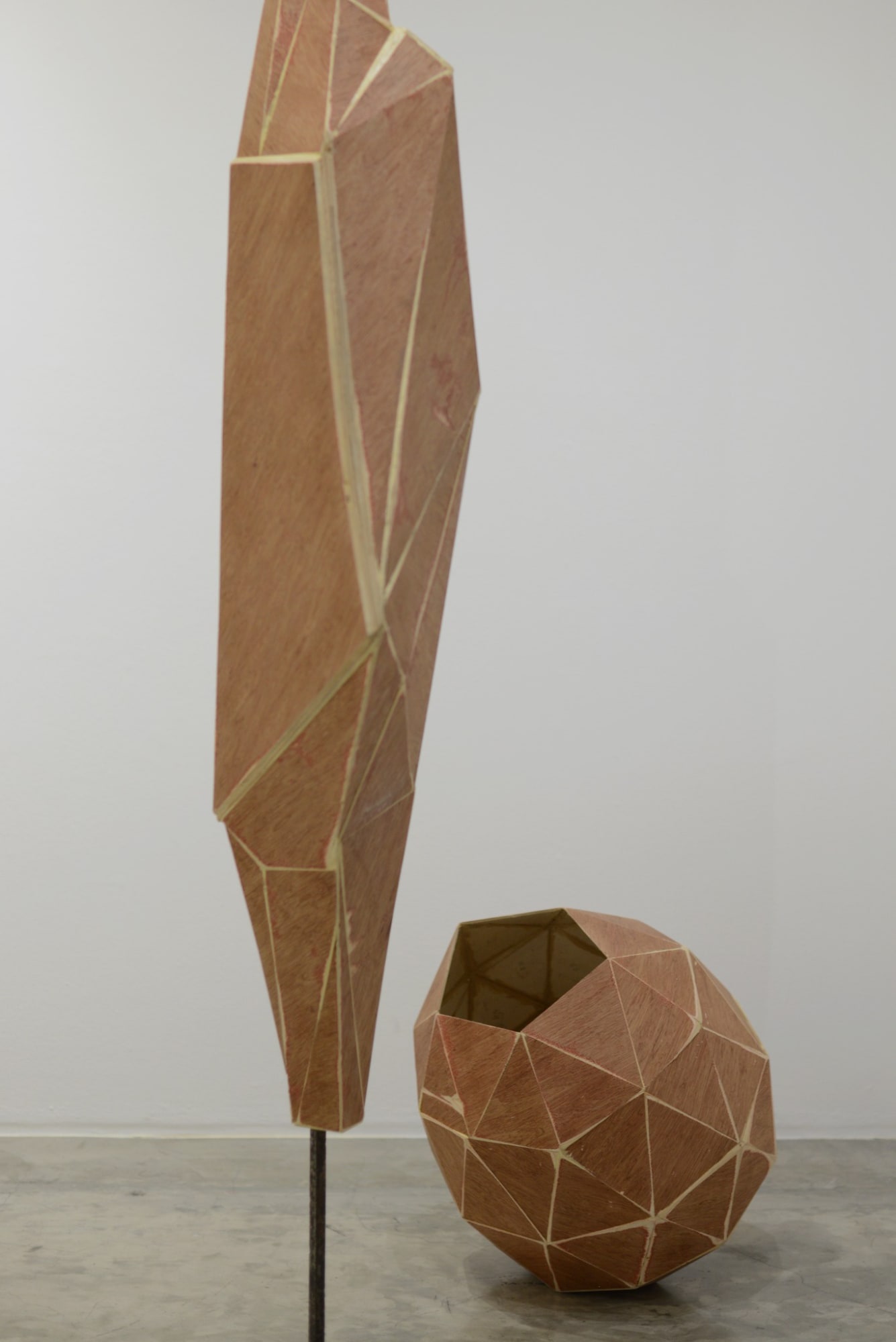 neither touches, neither leaves