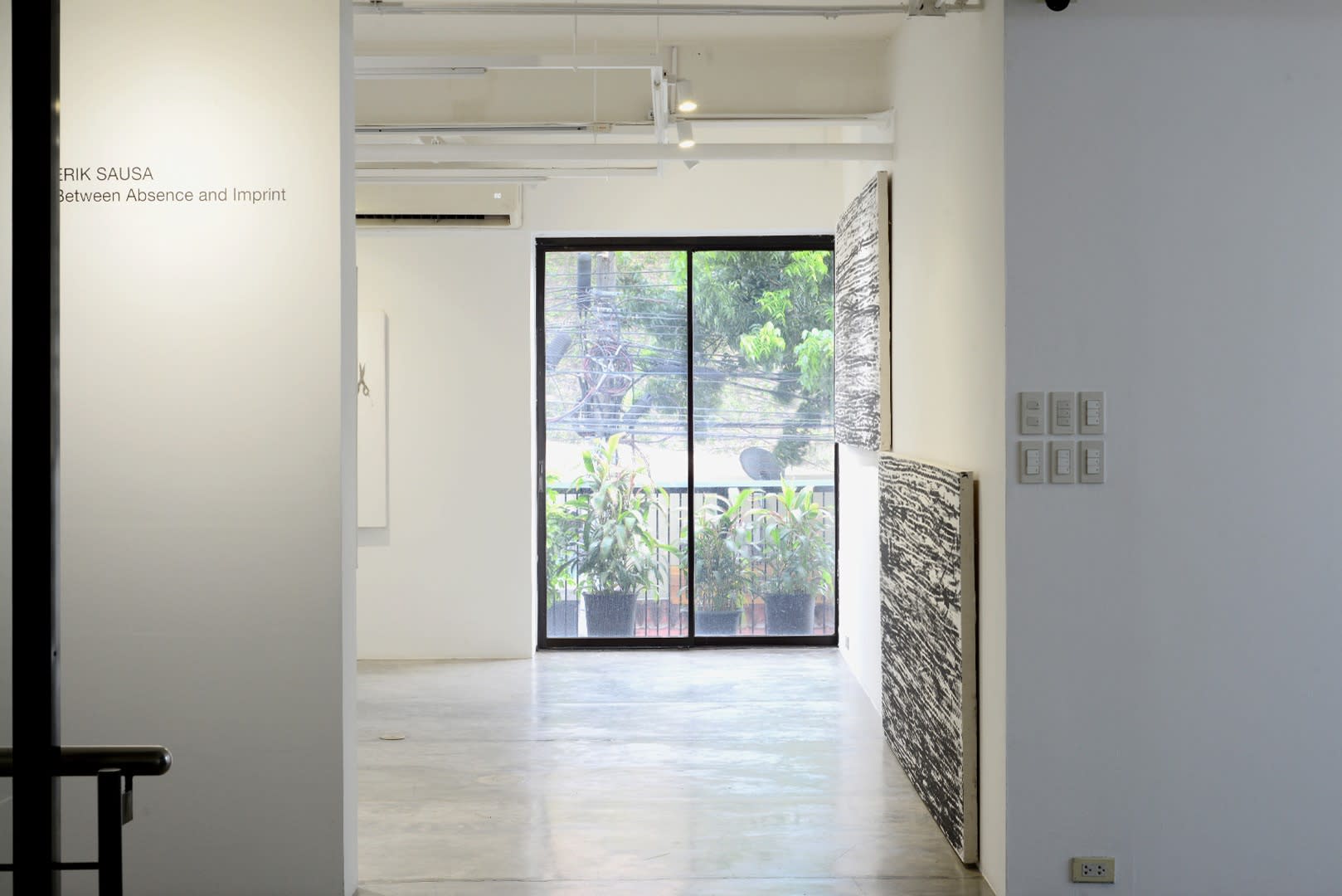 Between Absence and Imprint