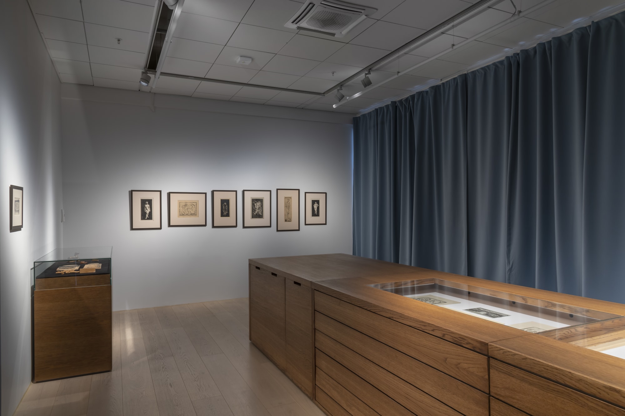 Skåret i tre (Carved in wood)