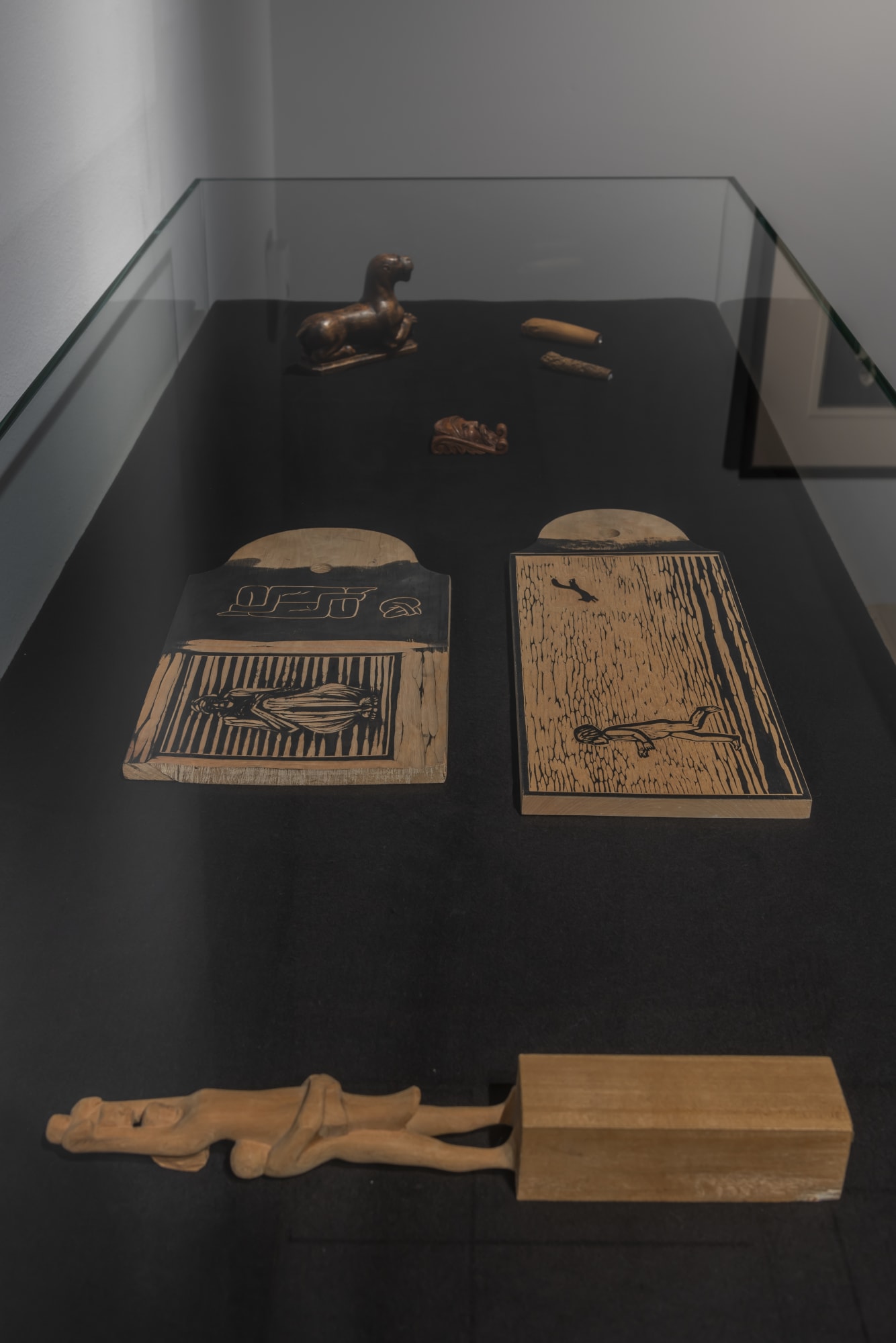 Skåret i tre (Carved in wood)