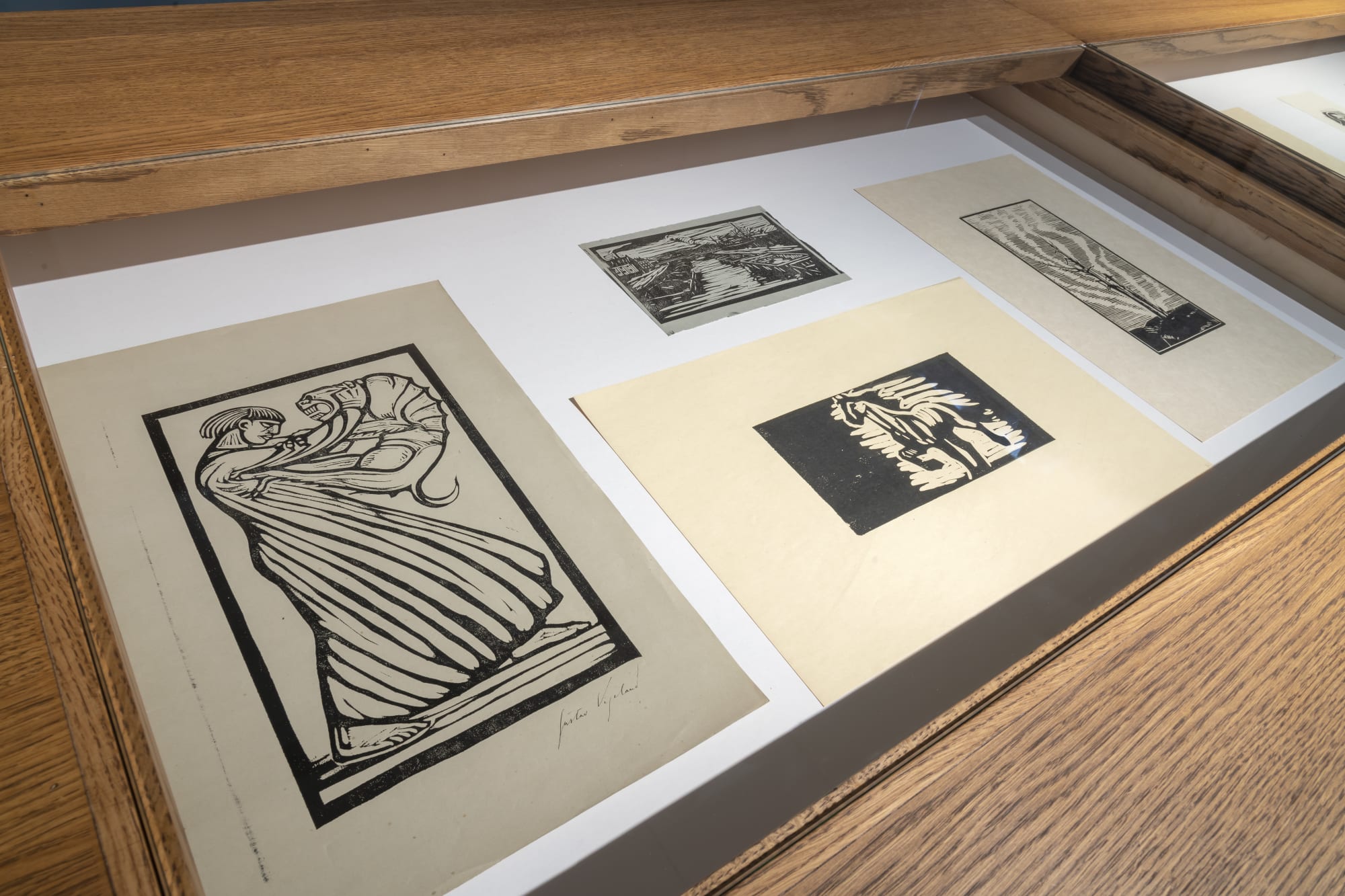 Skåret i tre (Carved in wood)