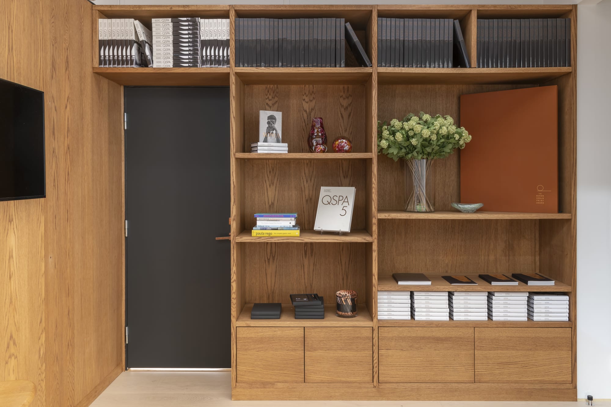 Skåret i tre (Carved in wood)