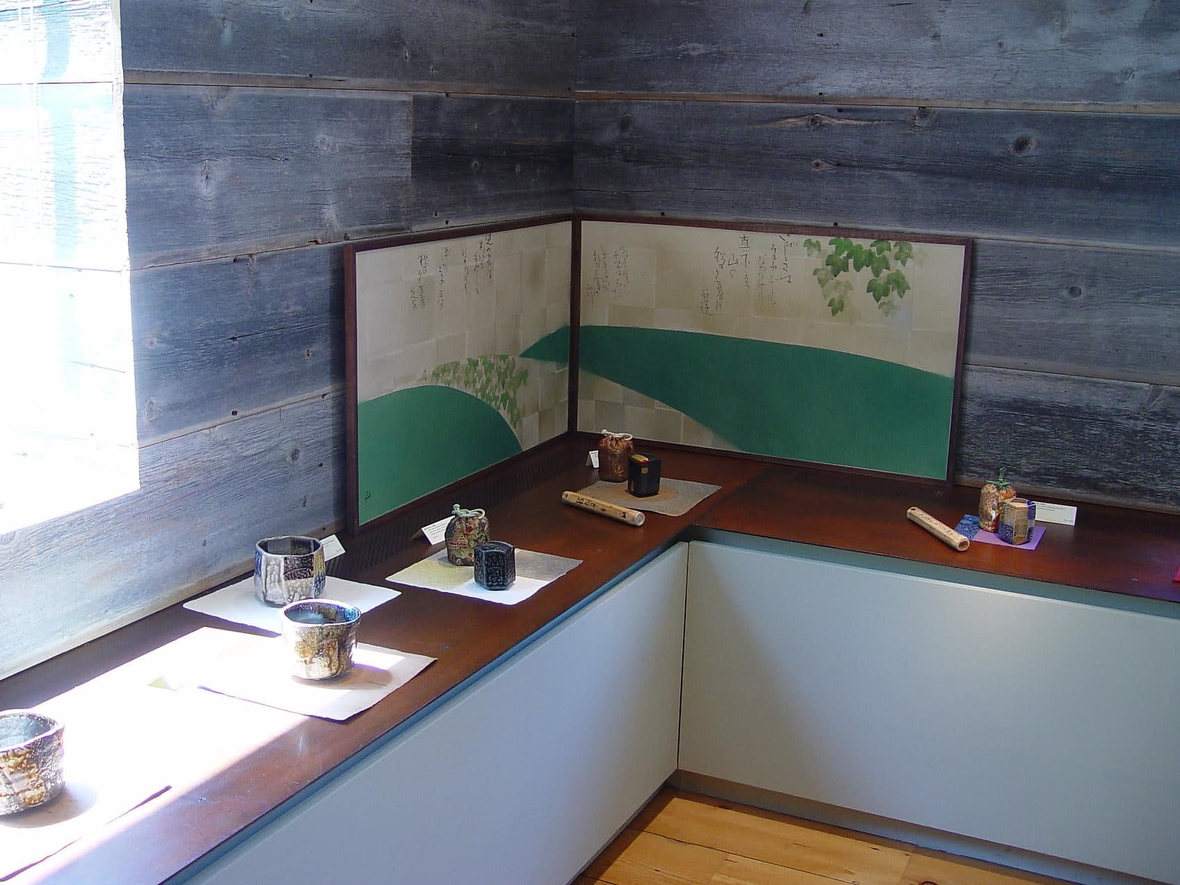 To highlight the objects of the tea ceremony, Ajiki Hiro painted accompanying screens to serve as beautiful backdrops.