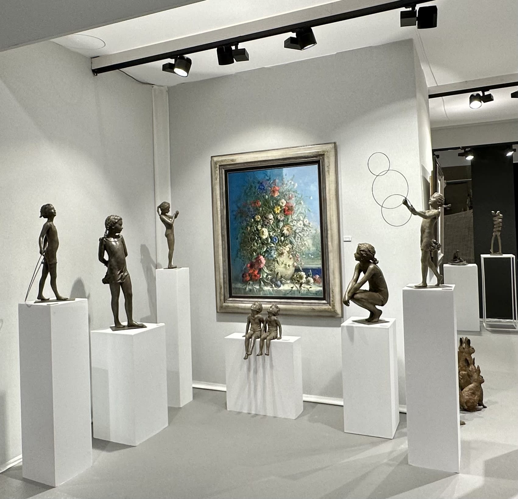 Painting from Guy Cambier and children bronze sculptures from Béatrice Cols.