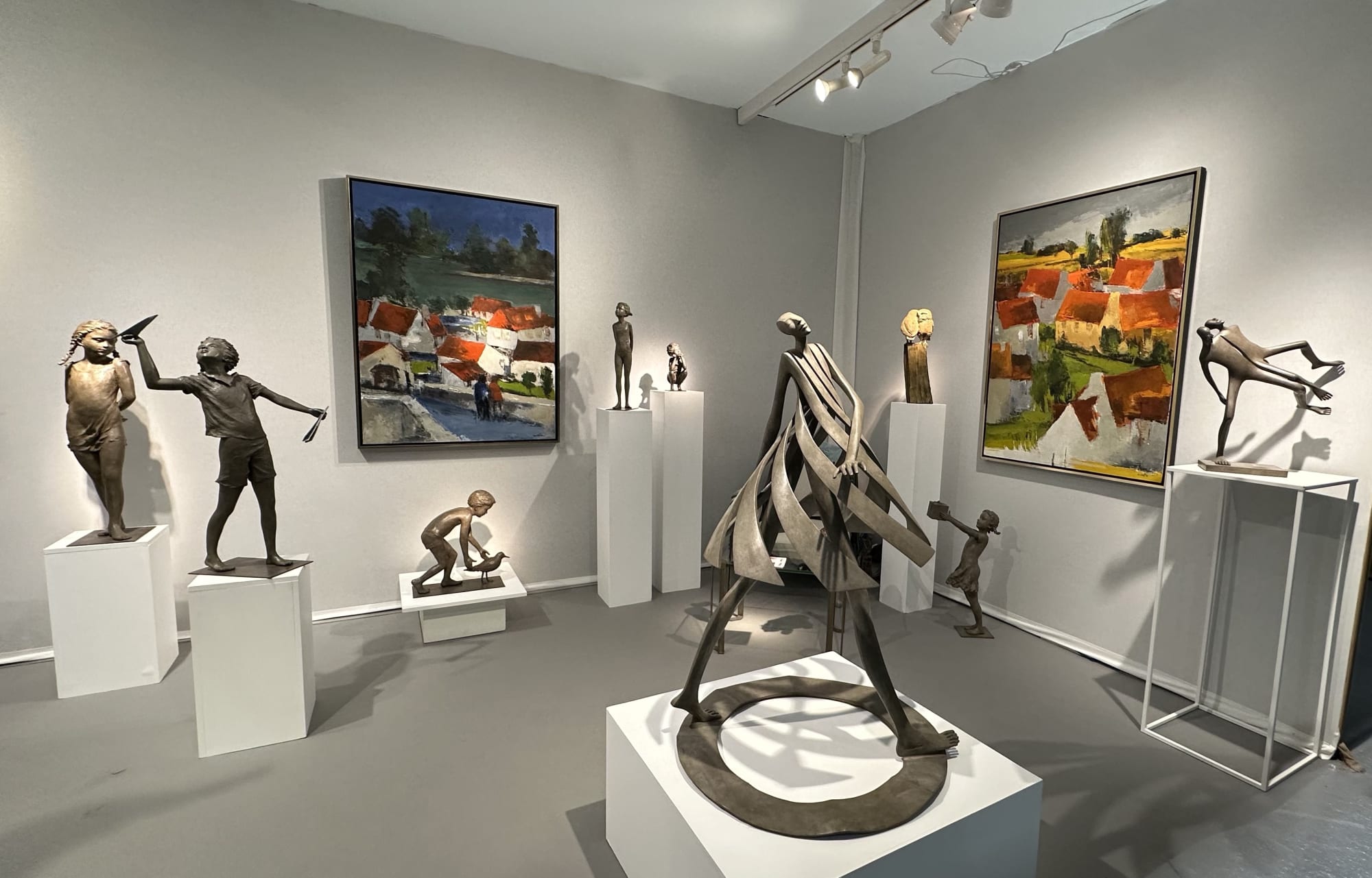 Sculptures from Isabel Miramontes, Béatrice Cols (children) and Marie Thys (animals) and paintings from Guy Cambier.