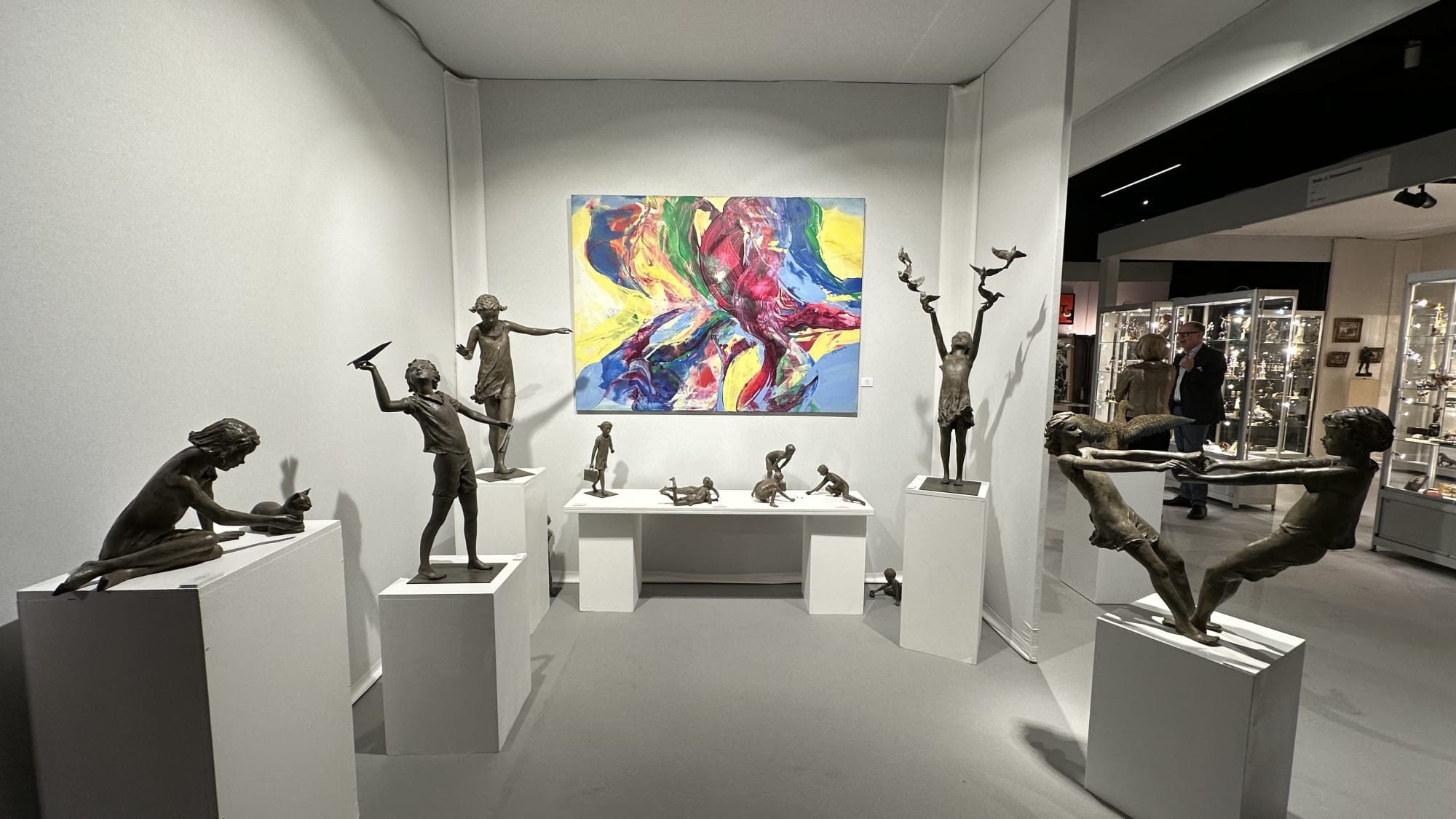 Painting from Fred Morisson and children bronze sculptures from Béatrice Cols.