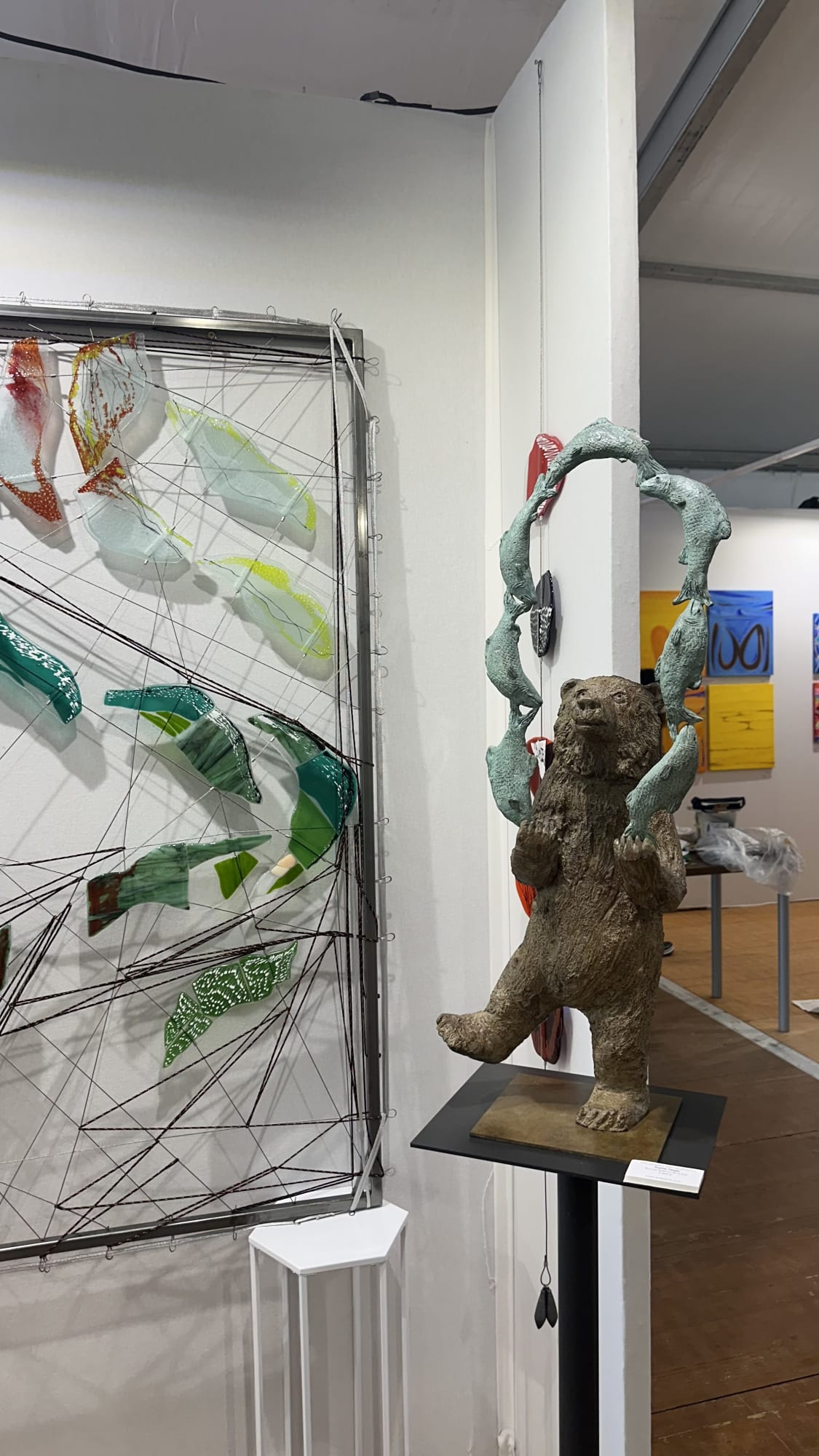 smart, aix en provence, salon art, art thema, galerie, artistes, aix-en-provence, art contemporain, peintures, sculptures, sculptures en bronze, statues, sophie verger, ours jonglant avec des poissons sculpture, ours de sophie verger, maison fabienne deco