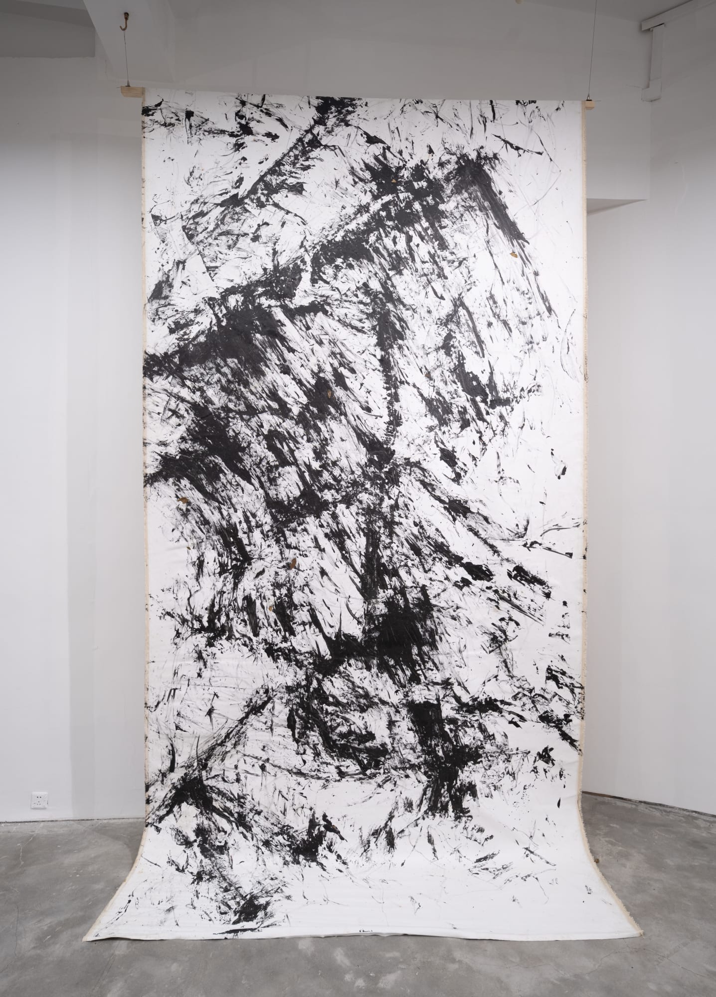 王俊，林中（即兴）No.3，布面丙烯，500 × 228 cm，2022 Wang Jun, Off the Beaten Track (improvisation) No.3, Acrylic on canvas, 500 × 228 cm, 2022