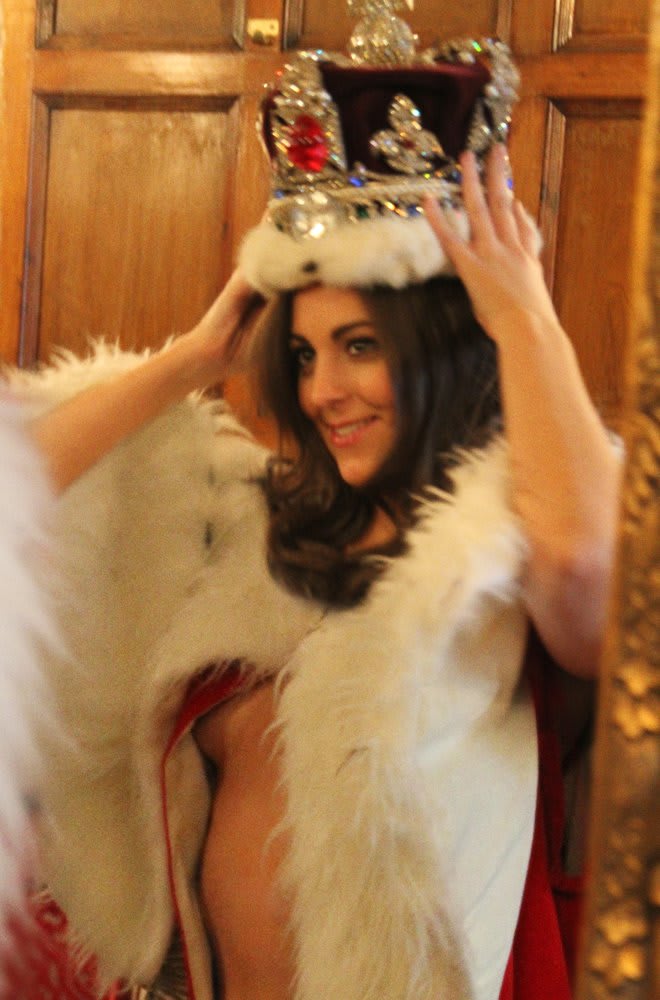 Alison Jackson, Kate Tries the Crown, 2011