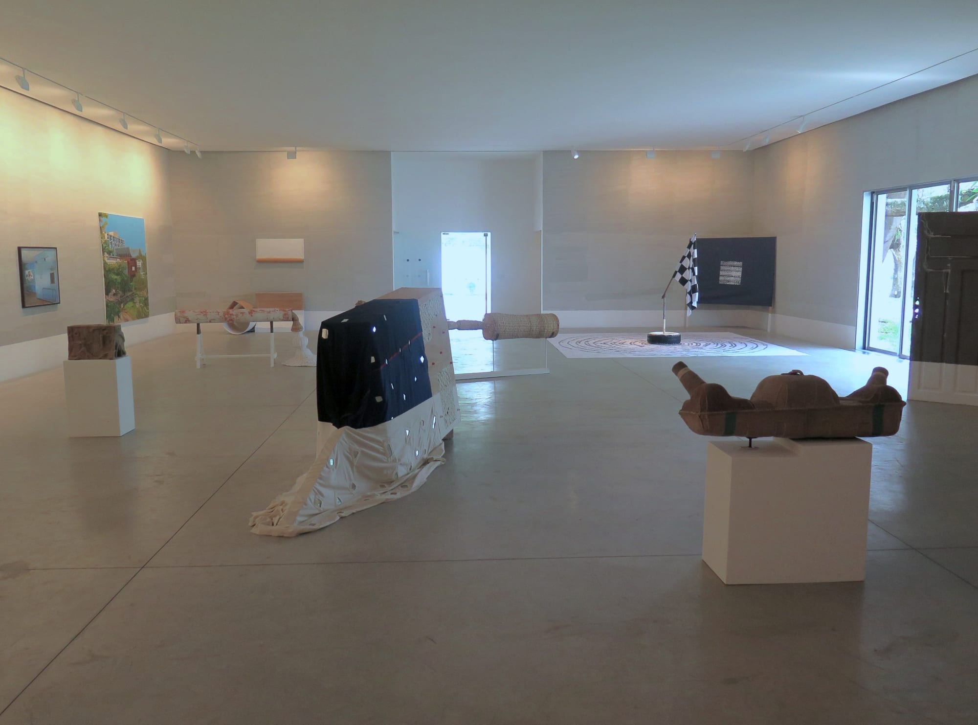 Exposition "Faire de la rue un salon d'exterieur" à la Galerie Cécile Fakhoury à Abidjan 2016 © Cheikh Ndiaye