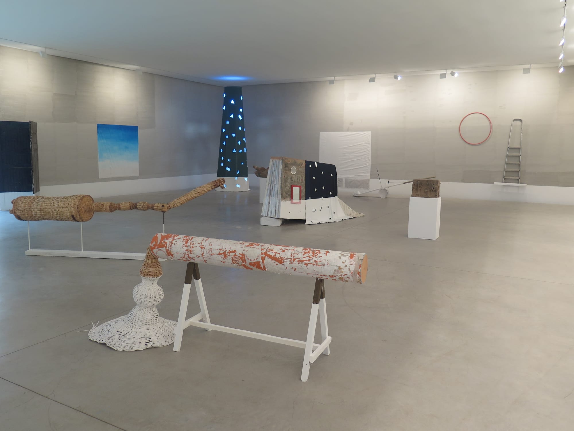 Exposition "Faire de la rue un salon d'exterieur" à la Galerie Cécile Fakhoury à Abidjan 2016 © Cheikh Ndiaye