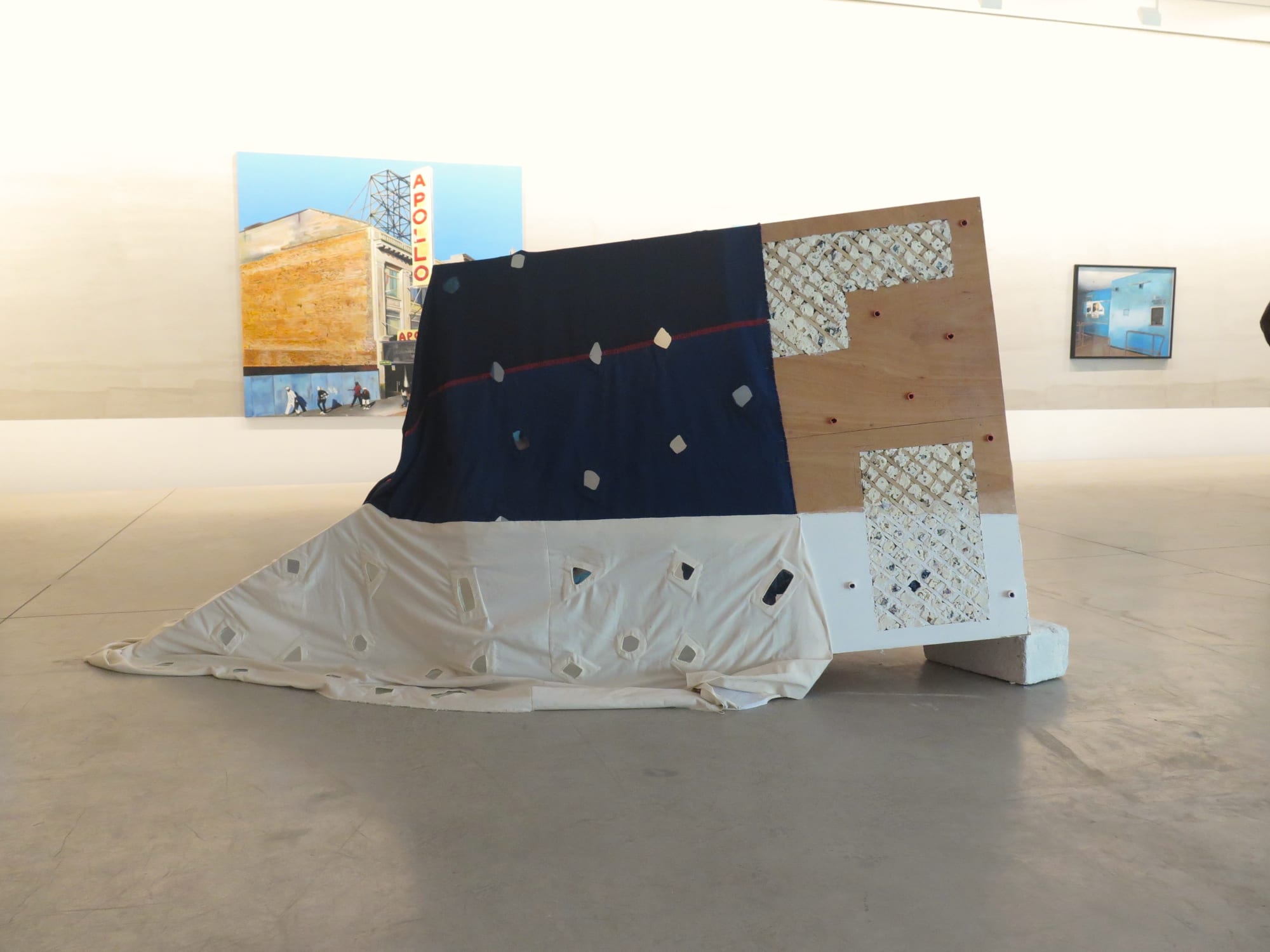 Exposition "Faire de la rue un salon d'exterieur" à la Galerie Cécile Fakhoury à Abidjan 2016 © Cheikh Ndiaye