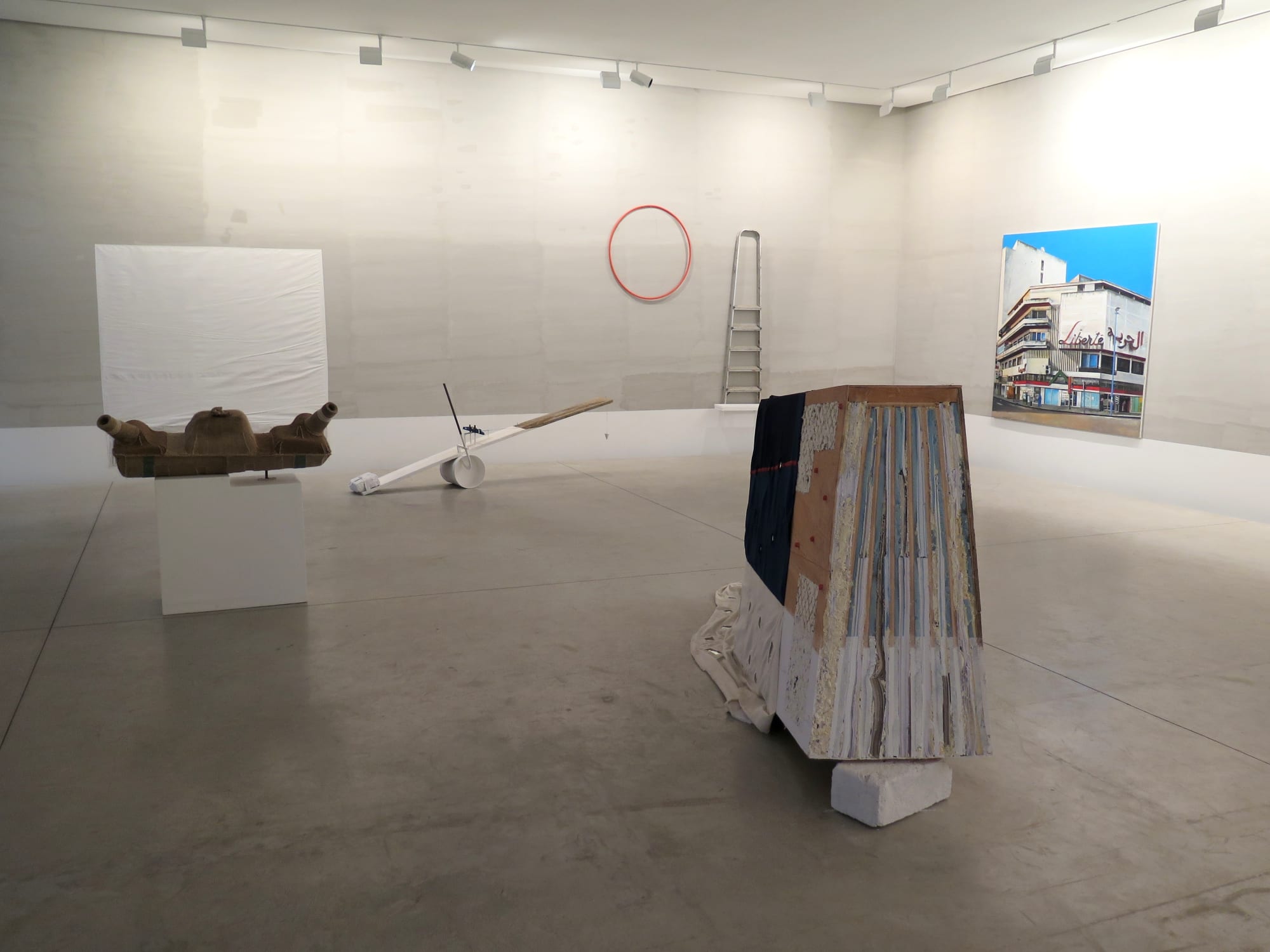 Exposition "Faire de la rue un salon d'exterieur" à la Galerie Cécile Fakhoury à Abidjan 2016 © Cheikh Ndiaye