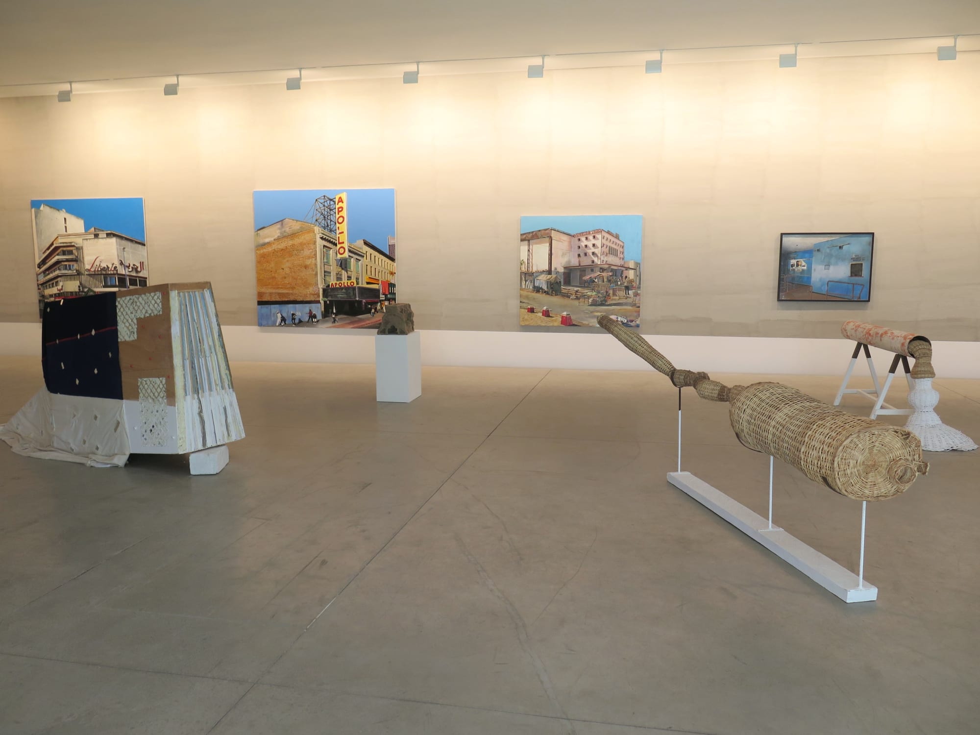 Exposition "Faire de la rue un salon d'exterieur" à la Galerie Cécile Fakhoury à Abidjan 2016 © Cheikh Ndiaye