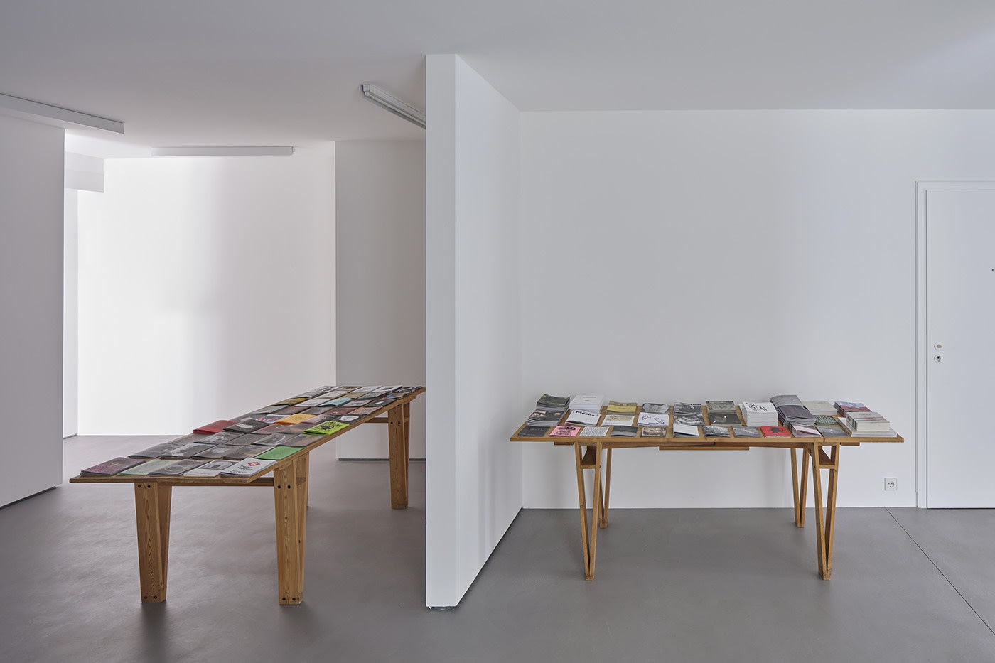 Little Warsaw & innen Library Erna Hecey Gallery, Luxembourg, 2020 © Eric Chenal